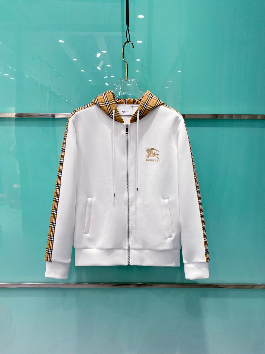 巴宝莉 2025秋冬男女同款拉链卫衣舒适轻松运动休闲集一体！经典百搭，打破往年的枯燥乏味更为年轻时尚，多