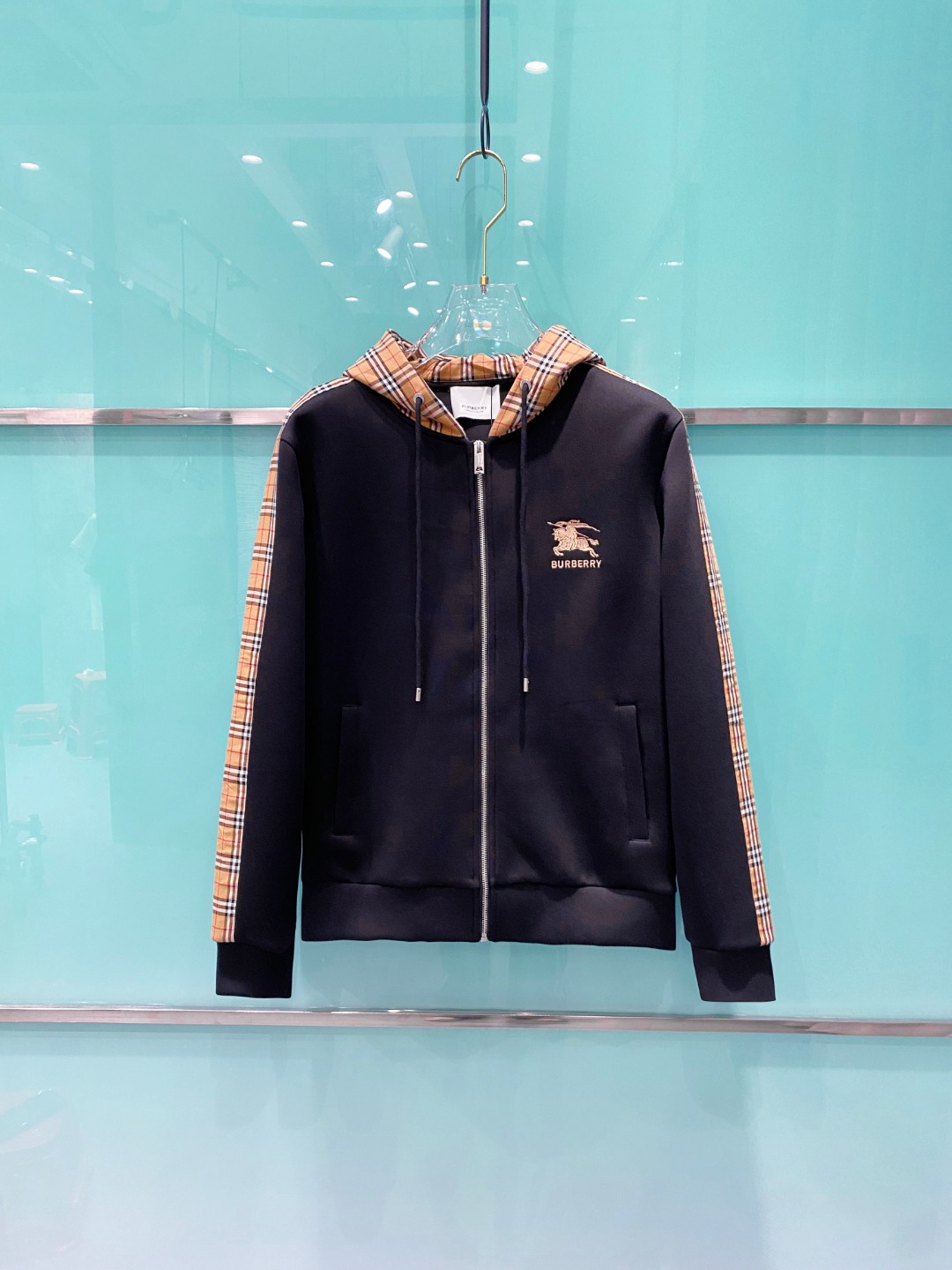 巴宝莉 2025秋冬男女同款拉链卫衣舒适轻松运动休闲集一体！经典百搭，打破往年的枯燥乏味更为年轻时尚，多