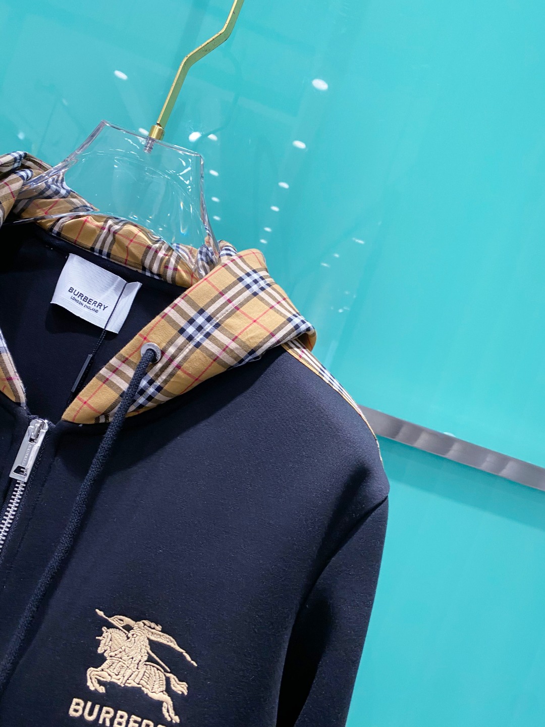 巴宝莉 2025秋冬男女同款拉链卫衣舒适轻松运动休闲集一体！经典百搭，打破往年的枯燥乏味更为年轻时尚，多