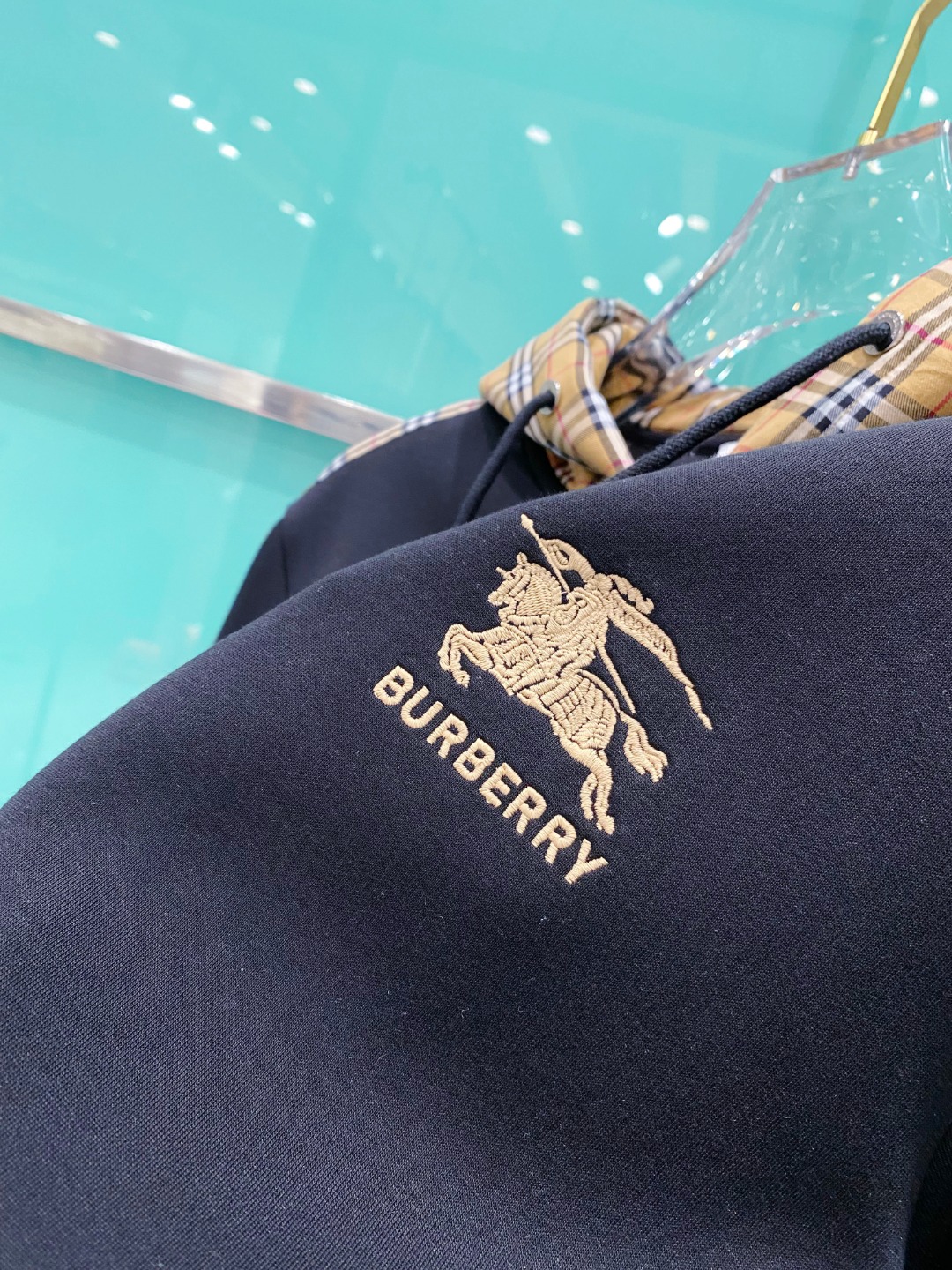 巴宝莉 2025秋冬男女同款拉链卫衣舒适轻松运动休闲集一体！经典百搭，打破往年的枯燥乏味更为年轻时尚，多