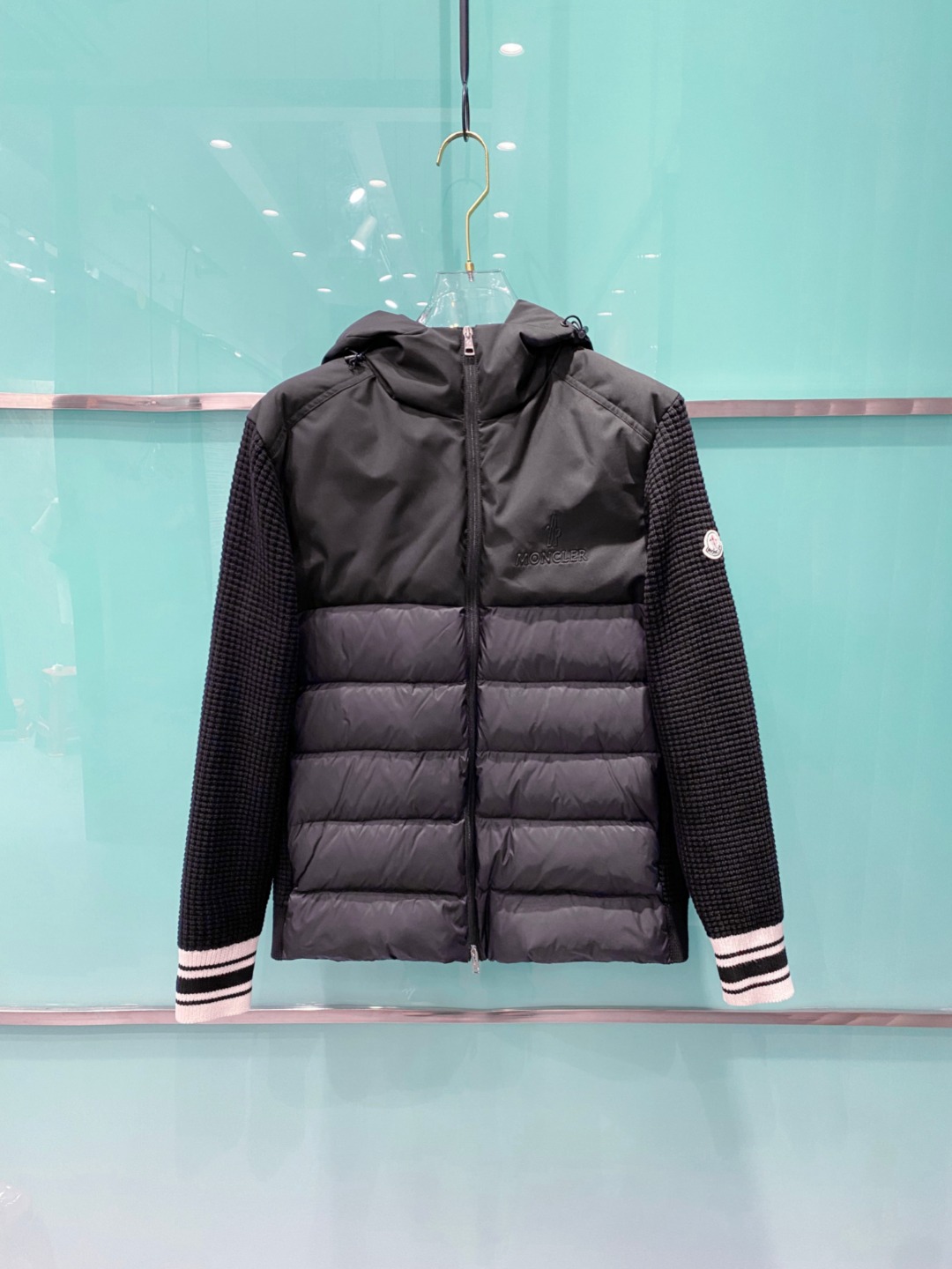NO:681700,Moncler 2025 new autumn and winter down jacket, knitted hooded patchwork down jacket uses the new national standard 95 white duck down, new autumn and winter inner wear item!  In China, down and black colors are all in basic style. They can be worn alone or layered to create a more layered look!  Full of fluffiness!  The filling is sufficient, and the thermal performance is not a problem, it is windproof and warm!  Color Black White Size 48-56,,Moncler,down jacket,hats,19860909Moncler 蒙口 2025年秋冬新款羽绒服,针织连帽拼接羽绒服采用新国标95白鸭绒,秋冬新品内搭神器！在国内羽绒黑色都是走基础风格,可以单穿还可以搭配叠穿,会更有层次感！蓬松度十足！填充量足足的,保暖性能不在话下,防风保暖！ 颜色黑色 白色 尺码48-56,,Moncler,down jacket,hats,,Men's clothing