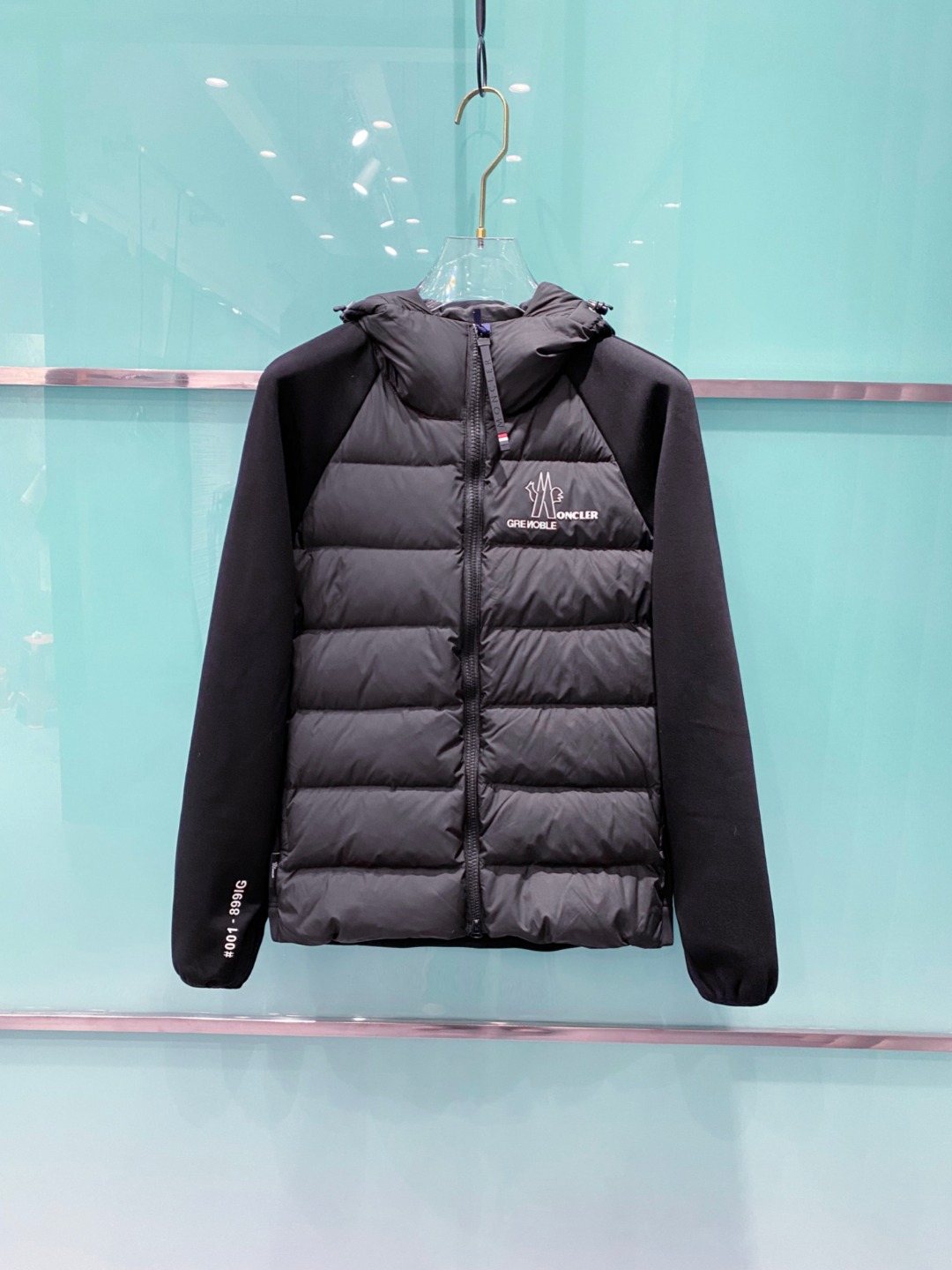 NO:681717,Moncler FW2025 new hooded patchwork down jacket. Classic style, hard to find. Made of original custom fabrics, the body is filled with 90 down, and the splicing design is full of fashion and warmth. The hooded design makes you look younger and more handsome. The brand letter logo is decorated on the chest, which is highly recognizable. Customer-supplied hardware accessories are full of high-end. A spliced down jacket that is not specific to your age and suitable for various occasions. [Color] Black  Beige [size] 48-56,,Moncler,jackets & coats,jackets & coats,down jacket,hats,19860909Moncler 蒙口 FW2025新款连帽拼羽绒夹克外套.经典款,一件难求.采用原版定制面料,正身充90绒,拼接设计,时尚感满满,保暖度绝绝子；连帽设计,减龄帅气；胸前饰以品牌字母logo,辨识度极高；客供五金辅料,高级感满满；一款不挑年纪而且适合多种场合穿搭的拼接羽绒夹克.【颜色】黑色 米色【码数】48-56,,Moncler,jackets & coats,jackets & coats,down jacket,hats,,Men's clothing