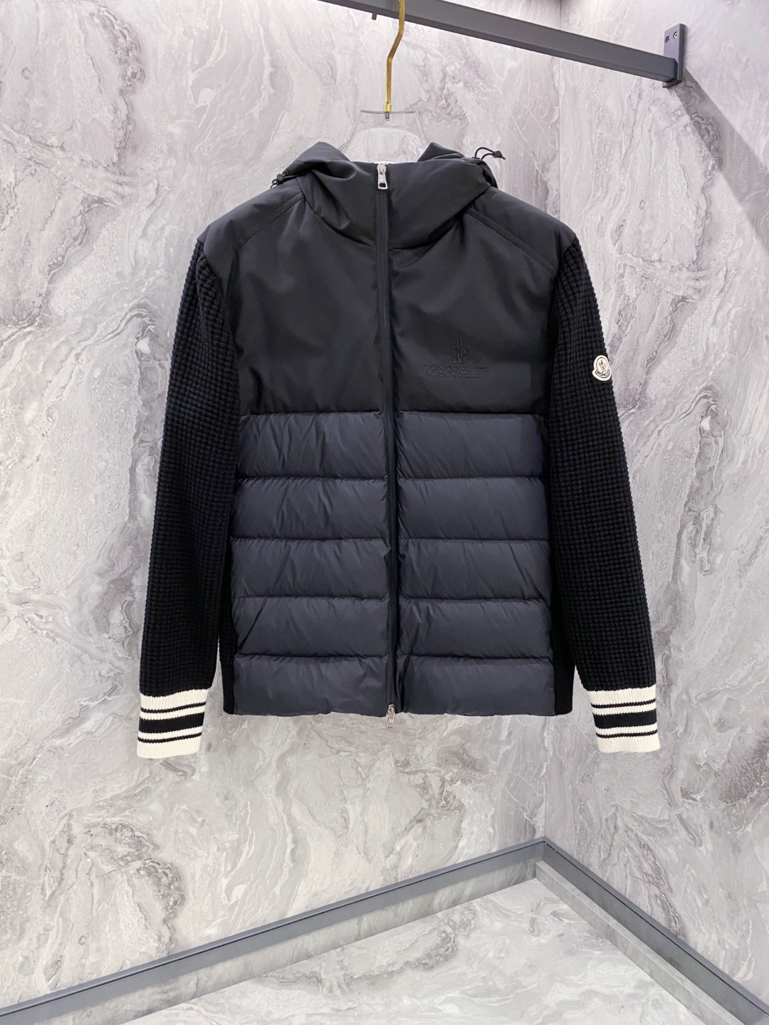 NO:613822,Moncler 2025 new autumn and winter down jacket, knitted hooded patchwork down jacket uses the new national standard 95 white duck down, new autumn and winter inner wear item!  In China, down and black colors are all in basic style. They can be worn alone or layered to create a more layered look!  Full of fluffiness!  The filling is sufficient, and the thermal performance is not a problem, it is windproof and warm!  Color Black White Size 48-56,Moncler,down jacket,hats,alexander wang19860909Moncler 蒙口 2025年秋冬新款羽绒服,针织连帽拼接羽绒服采用新国标95白鸭绒,秋冬新品内搭神器！在国内羽绒黑色都是走基础风格,可以单穿还可以搭配叠穿,会更有层次感！蓬松度十足！填充量足足的,保暖性能不在话下,防风保暖！ 颜色黑色 白色 尺码48-56,,Moncler,down jacket,hats,alexander wang,Men's clothing