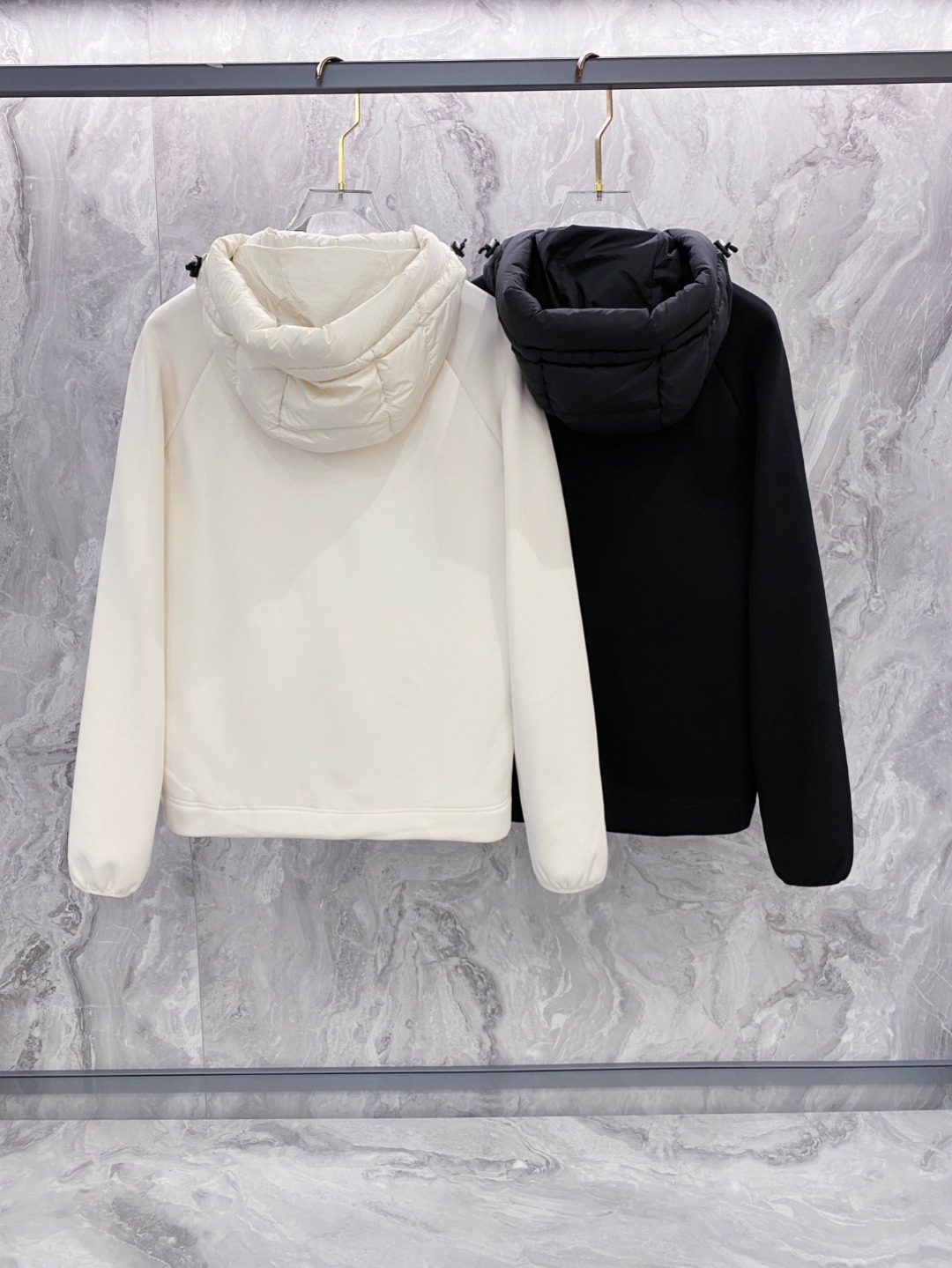 Moncler 蒙口 FW2025新款连帽拼羽绒夹克外套。经典款，一件难求。采用原版定制面料，正身充90