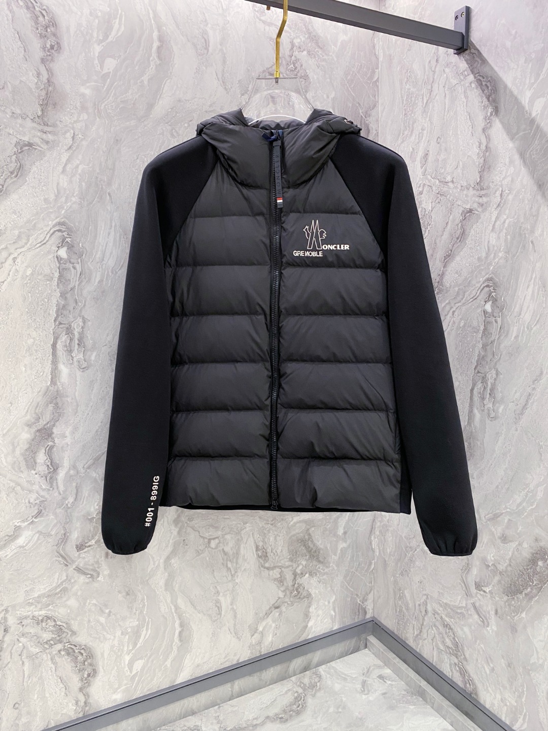Moncler 蒙口 FW2025新款连帽拼羽绒夹克外套。经典款，一件难求。采用原版定制面料，正身充90
