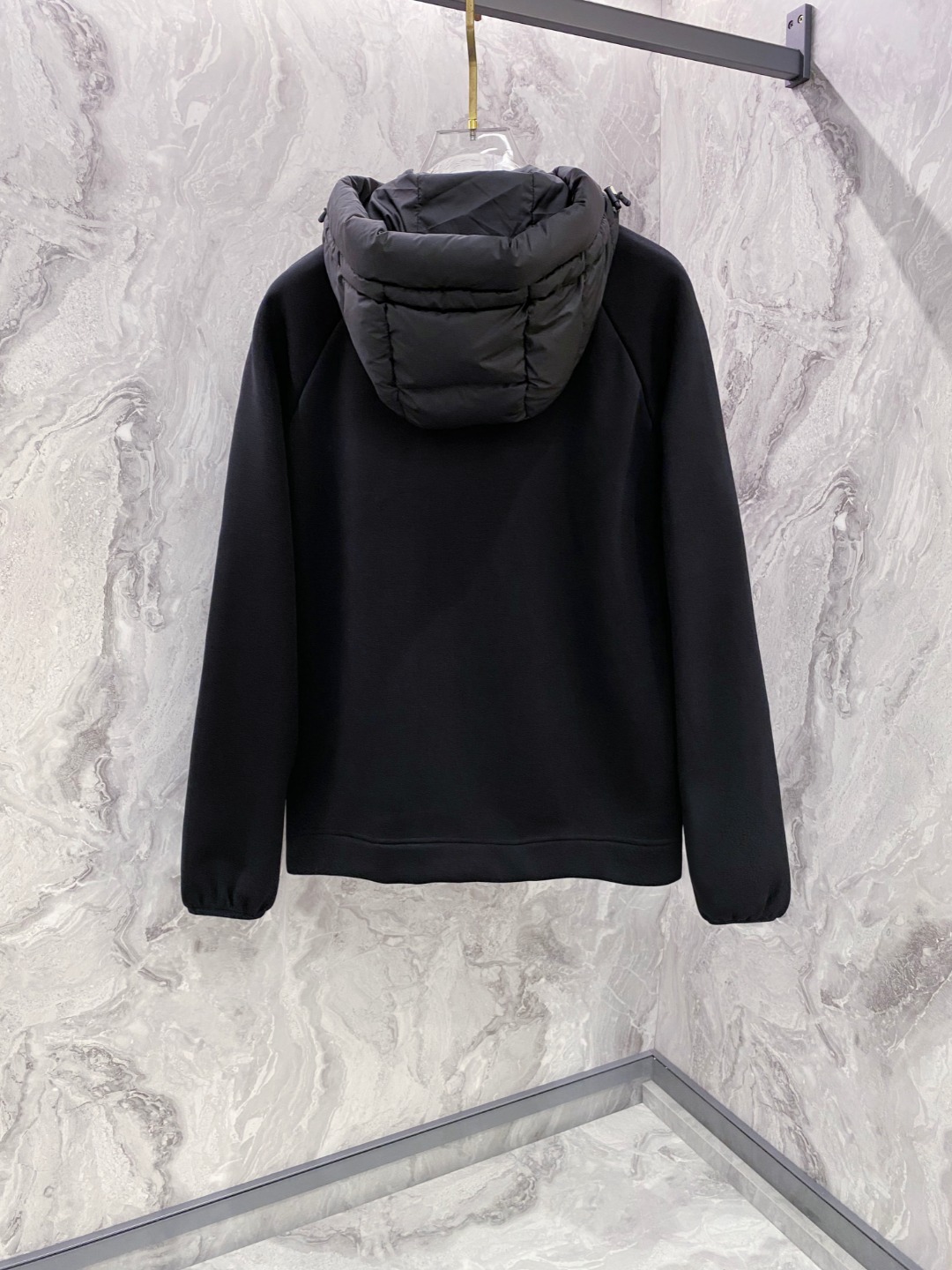 Moncler 蒙口 FW2025新款连帽拼羽绒夹克外套。经典款，一件难求。采用原版定制面料，正身充90