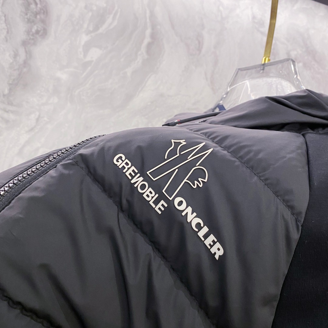 Moncler 蒙口 FW2025新款连帽拼羽绒夹克外套。经典款，一件难求。采用原版定制面料，正身充90