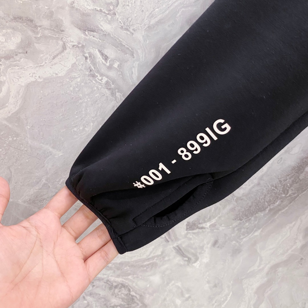 Moncler 蒙口 FW2025新款连帽拼羽绒夹克外套。经典款，一件难求。采用原版定制面料，正身充90