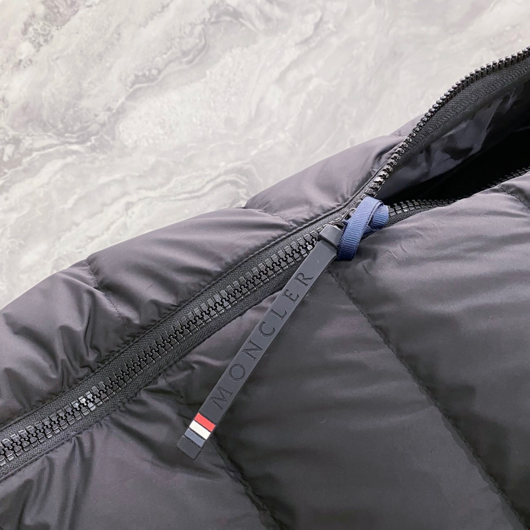 Moncler 蒙口 FW2025新款连帽拼羽绒夹克外套。经典款，一件难求。采用原版定制面料，正身充90