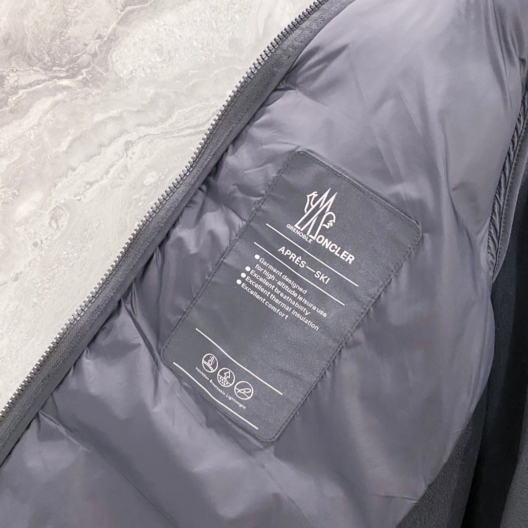 Moncler 蒙口 FW2025新款连帽拼羽绒夹克外套。经典款，一件难求。采用原版定制面料，正身充90
