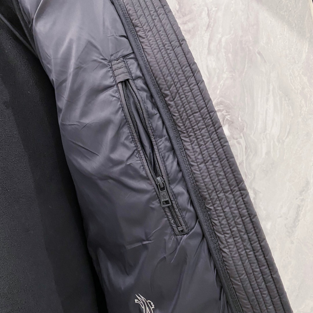 Moncler 蒙口 FW2025新款连帽拼羽绒夹克外套。经典款，一件难求。采用原版定制面料，正身充90