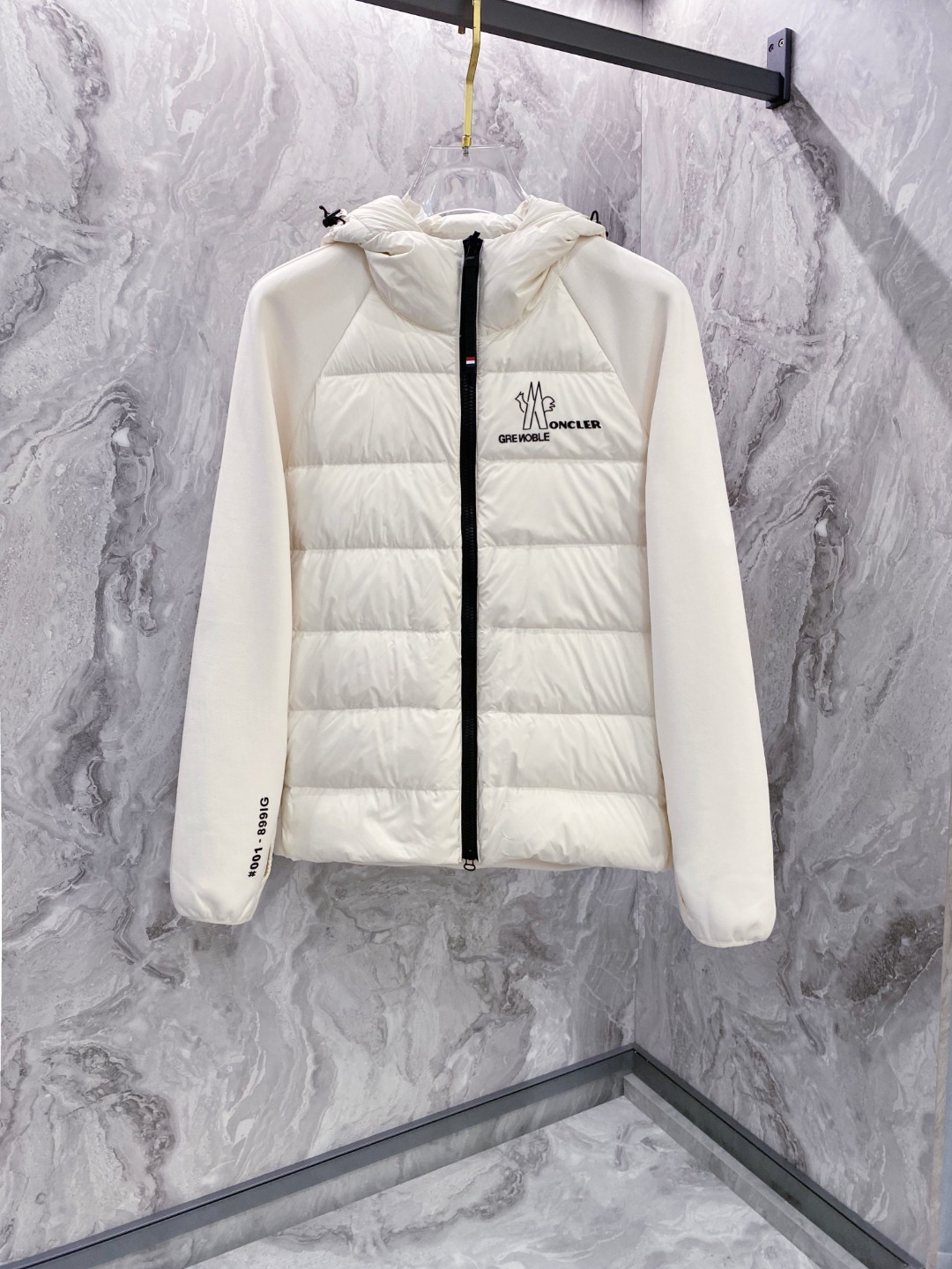 NO:613834,Moncler FW2025 new hooded patchwork down jacket. Classic style, hard to find. Made of original custom fabrics, the body is filled with 90 down, and the splicing design is full of fashion and warmth. The hooded design makes you look younger and more handsome. The brand letter logo is decorated on the chest, which is highly recognizable. Customer-supplied hardware accessories are full of high-end. A spliced down jacket that is not specific to your age and suitable for various occasions. [Color] Black  Beige [size] 48-56,,Moncler,jackets & coats,jackets & coats,down jacket,hats,alexander wang19860909Moncler 蒙口 FW2025新款连帽拼羽绒夹克外套.经典款,一件难求.采用原版定制面料,正身充90绒,拼接设计,时尚感满满,保暖度绝绝子；连帽设计,减龄帅气；胸前饰以品牌字母logo,辨识度极高；客供五金辅料,高级感满满；一款不挑年纪而且适合多种场合穿搭的拼接羽绒夹克.【颜色】黑色 米色【码数】48-56,,Moncler,jackets & coats,jackets & coats,down jacket,hats,alexander wang,Men's clothing