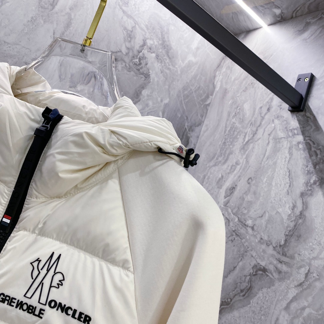 Moncler 蒙口 FW2025新款连帽拼羽绒夹克外套。经典款，一件难求。采用原版定制面料，正身充90