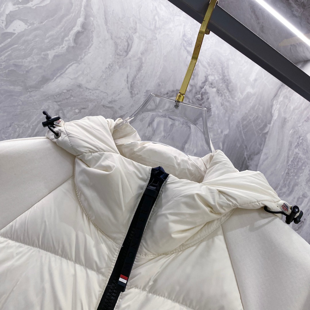 Moncler 蒙口 FW2025新款连帽拼羽绒夹克外套。经典款，一件难求。采用原版定制面料，正身充90