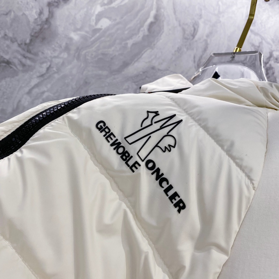 Moncler 蒙口 FW2025新款连帽拼羽绒夹克外套。经典款，一件难求。采用原版定制面料，正身充90