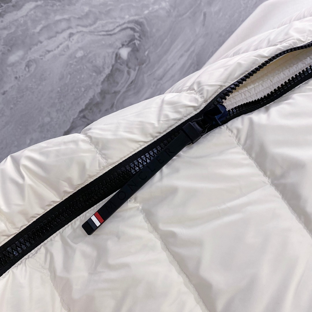 Moncler 蒙口 FW2025新款连帽拼羽绒夹克外套。经典款，一件难求。采用原版定制面料，正身充90