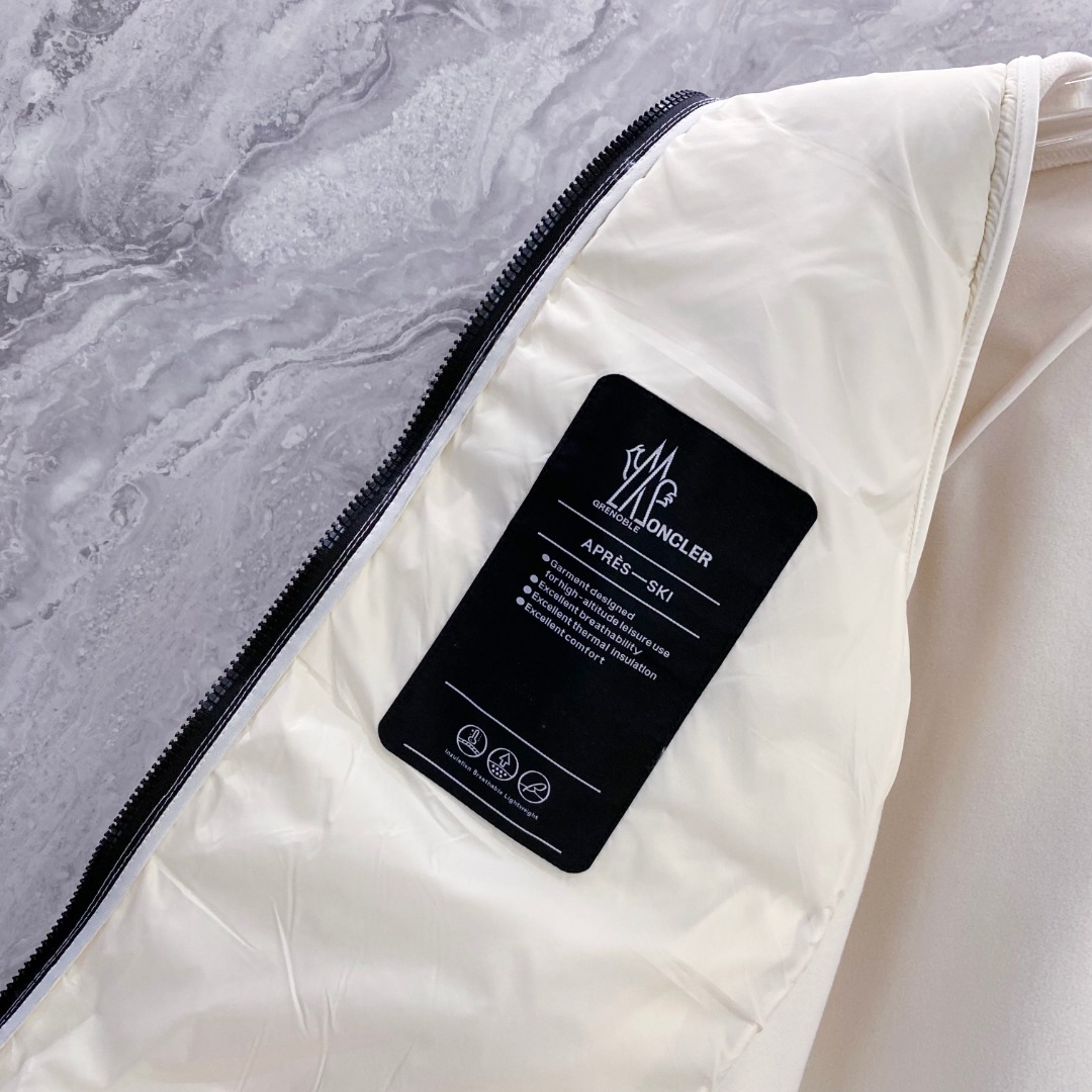 Moncler 蒙口 FW2025新款连帽拼羽绒夹克外套。经典款，一件难求。采用原版定制面料，正身充90
