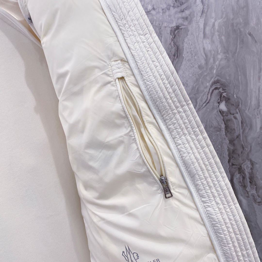 Moncler 蒙口 FW2025新款连帽拼羽绒夹克外套。经典款，一件难求。采用原版定制面料，正身充90