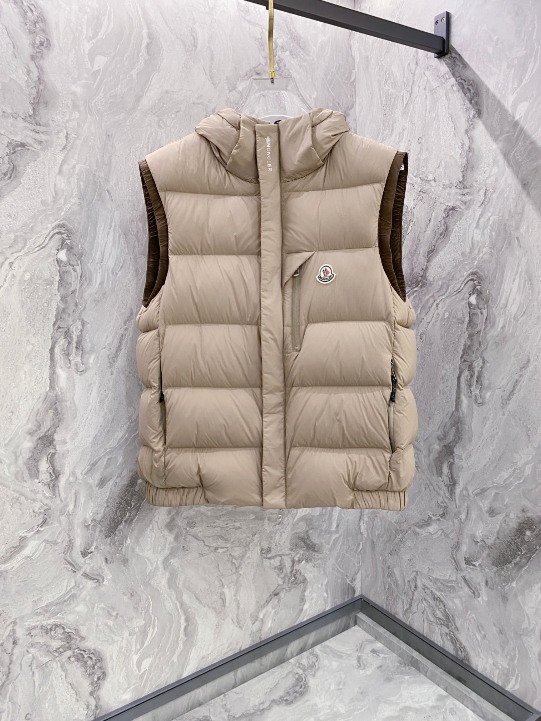 NO:613837,Moncler Mouth Mouth Down NEW# 2025 FW Autumn and Winter New# Hot item shipment #Mon full down vest# Customized grade outer material, selected viscose  Plyster blended fabric has a great feel, is stain-resistant and wear-resistant, and eliminates embarrassing phenomena in autumn and winter. The interior is filled with 9010 down, which is fine, smooth, and almost stemless. The mixed air-filled down has a perfect balance between down volume and air feel, and has excellent thermal insulation effect and wearability.  Comfortable. Detachable hood design, adaptable to three-dimensional tailoring technology, natural color printing technology on the back, special-shaped tailoring and splicing, the upper body is not bloated. Seamless laminated with double liner locking velvet technology to eliminate the phenomenon of velvet running away. Two-way lettering zipper, qrcode scan logo, Yu Xian high-end and stylish.  Color Black Beige Size M-3XL,,Moncler,down jacket,hats,alexander wang19860909Moncler 蒙口羽绒 NEW# 2025 FW秋冬新款# 爆款出货#Mon饱满羽绒马甲# 定制级别外料,甄选viscose plyster混纺,极具手感,抗污耐磨,杜绝秋冬季的尴尬现象.内里全9010羽绒填充,出售细腻舒滑,几乎无梗的工艺.混合空气填充羽绒,绝妙平衡羽绒量与空气感,艰巨极佳的保暖效果与穿着舒适感.可拆卸戴帽设计,适配立体剪裁工艺,后背本色印字工艺,异形剪裁拼接,上身不臃肿.压胶无缝加双重内胆锁绒工艺,杜绝跑绒现象.双向刻字拉链,qrcode扫码徽标,俞显高档有型. 颜色黑色 米灰色 尺码M-3XL,,Moncler,down jacket,hats,alexander wang,Men's clothing