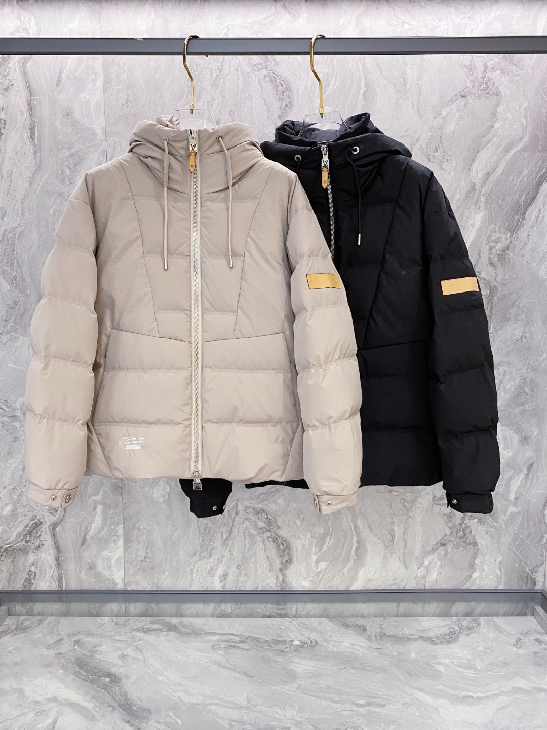 LOUIS*VUITTON 路易威登 FW2025秋冬新款羽绒服，Lv徽标压花钢印老花拼接连帽璀璨登场，