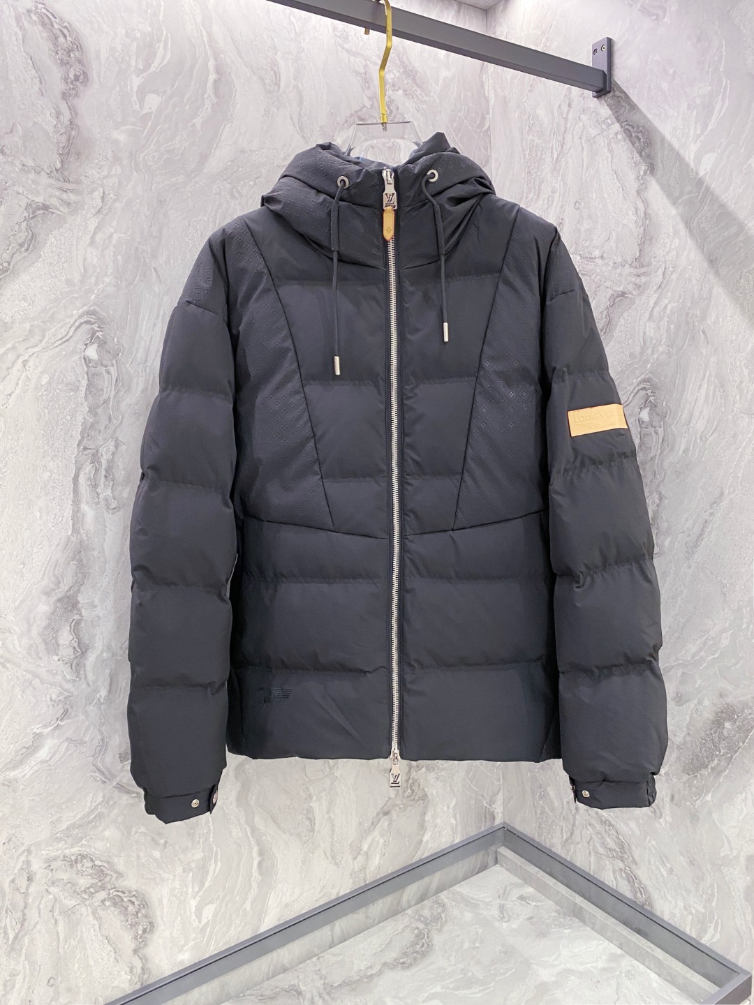 LOUIS*VUITTON 路易威登 FW2025秋冬新款羽绒服，Lv徽标压花钢印老花拼接连帽璀璨登场，