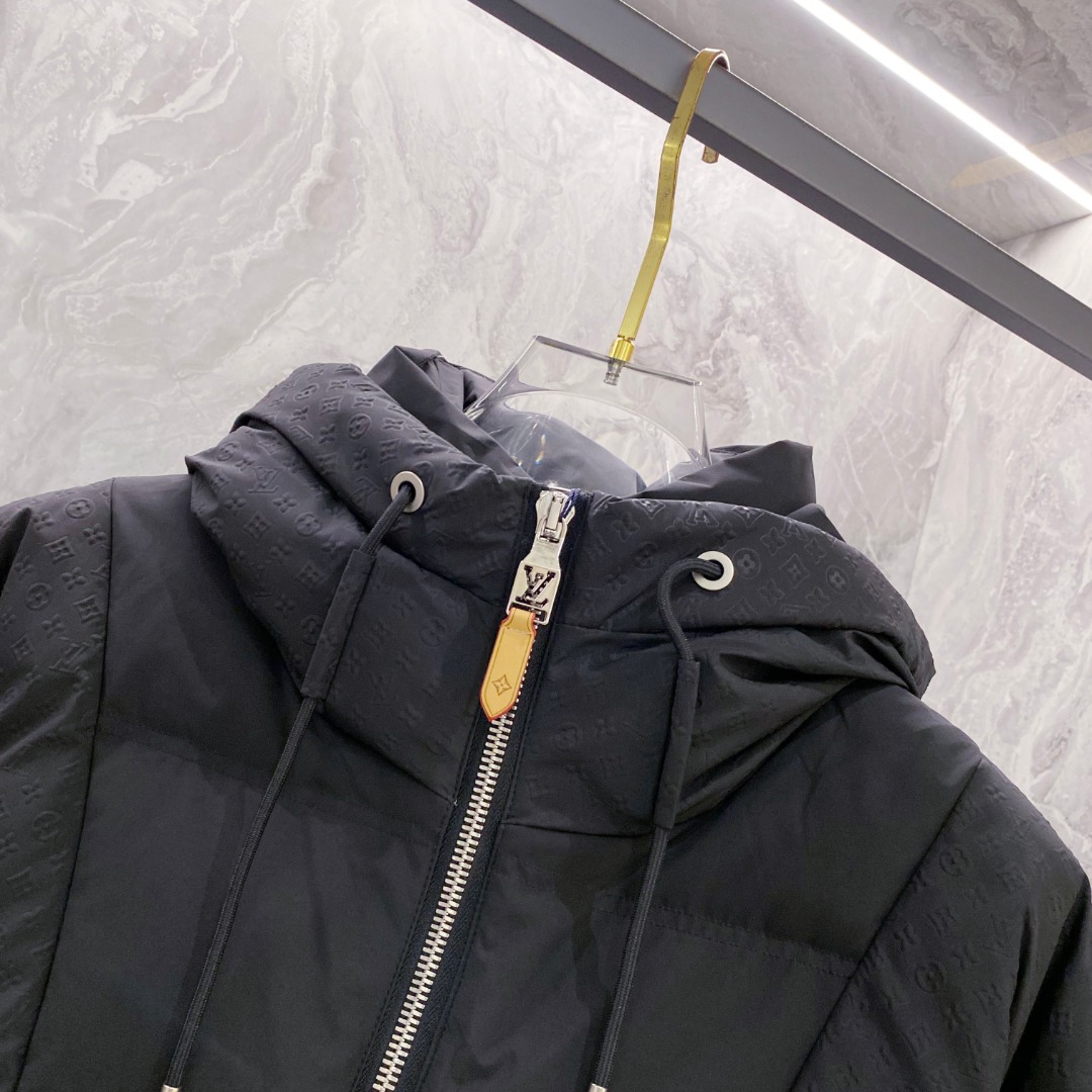 LOUIS*VUITTON 路易威登 FW2025秋冬新款羽绒服，Lv徽标压花钢印老花拼接连帽璀璨登场，