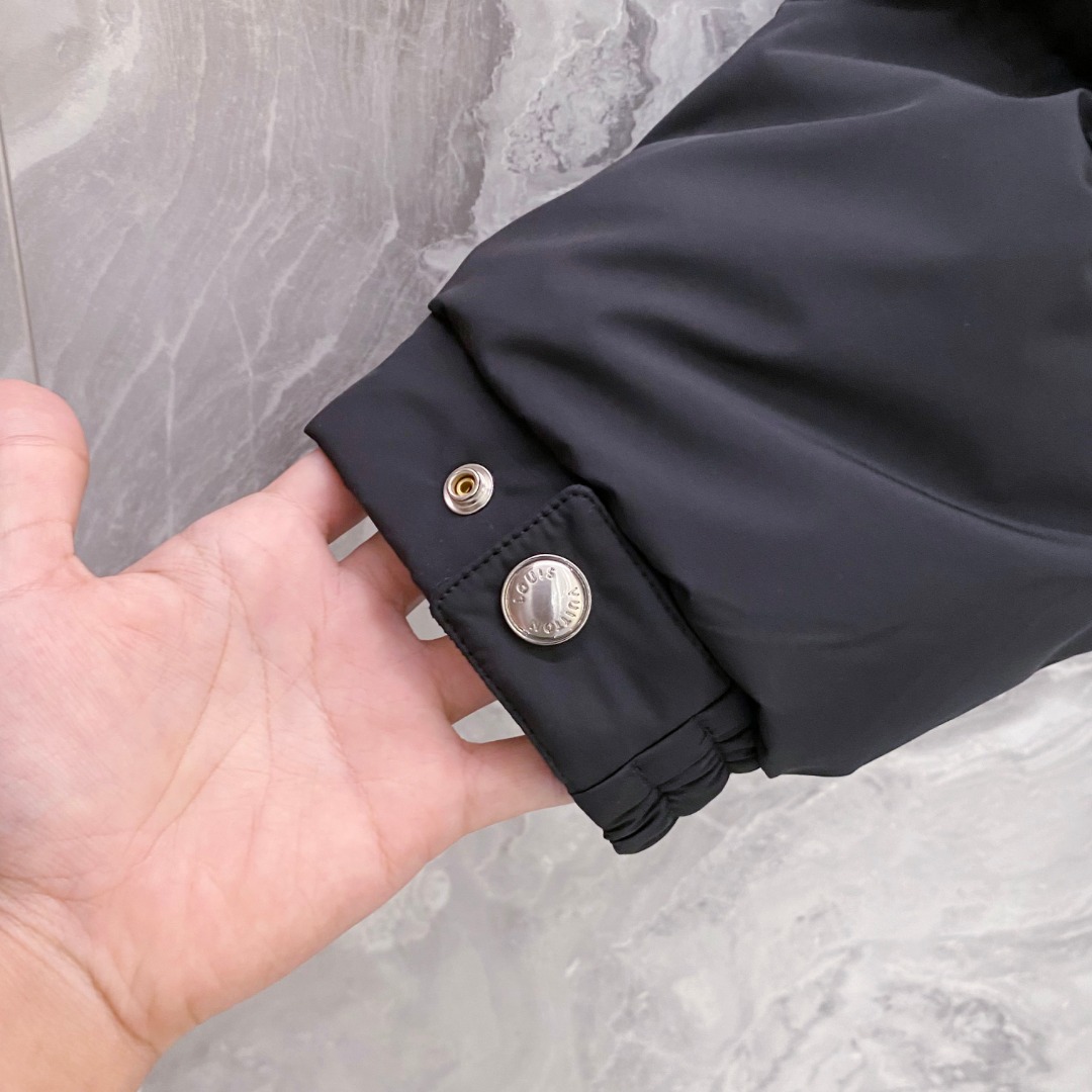 LOUIS*VUITTON 路易威登 FW2025秋冬新款羽绒服，Lv徽标压花钢印老花拼接连帽璀璨登场，