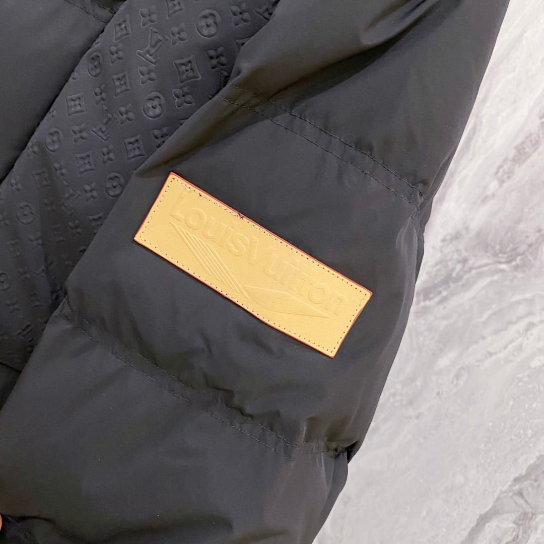 LOUIS*VUITTON 路易威登 FW2025秋冬新款羽绒服，Lv徽标压花钢印老花拼接连帽璀璨登场，