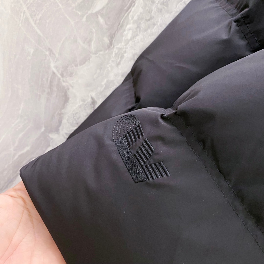 LOUIS*VUITTON 路易威登 FW2025秋冬新款羽绒服，Lv徽标压花钢印老花拼接连帽璀璨登场，