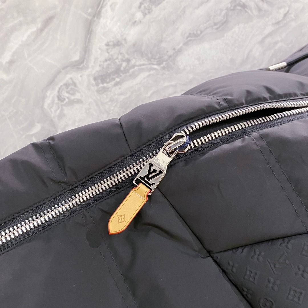 LOUIS*VUITTON 路易威登 FW2025秋冬新款羽绒服，Lv徽标压花钢印老花拼接连帽璀璨登场，