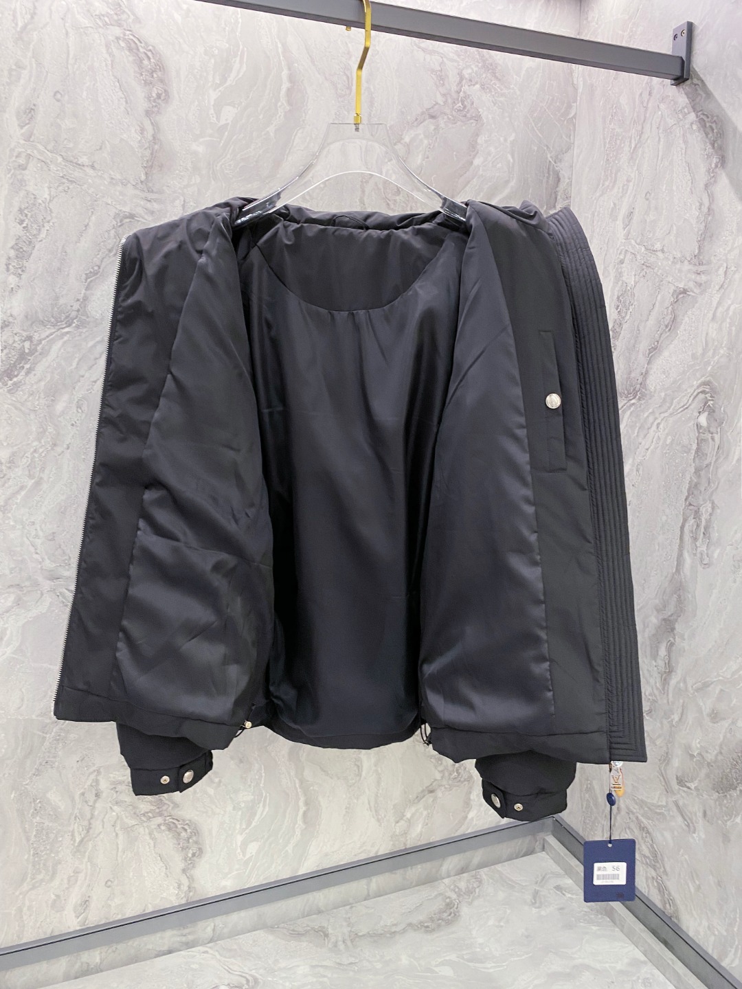 LOUIS*VUITTON 路易威登 FW2025秋冬新款羽绒服，Lv徽标压花钢印老花拼接连帽璀璨登场，