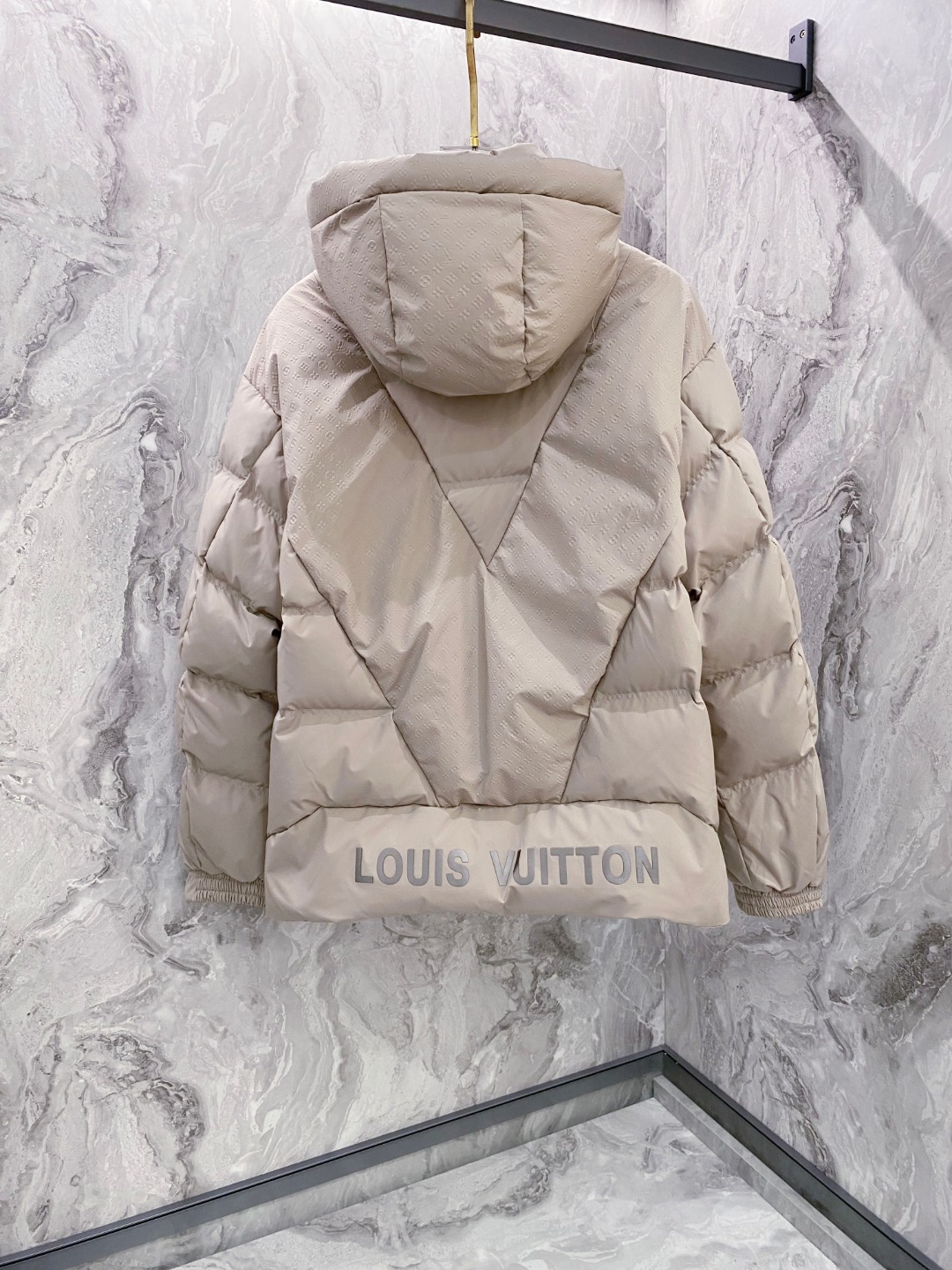 LOUIS*VUITTON 路易威登 FW2025秋冬新款羽绒服，Lv徽标压花钢印老花拼接连帽璀璨登场，