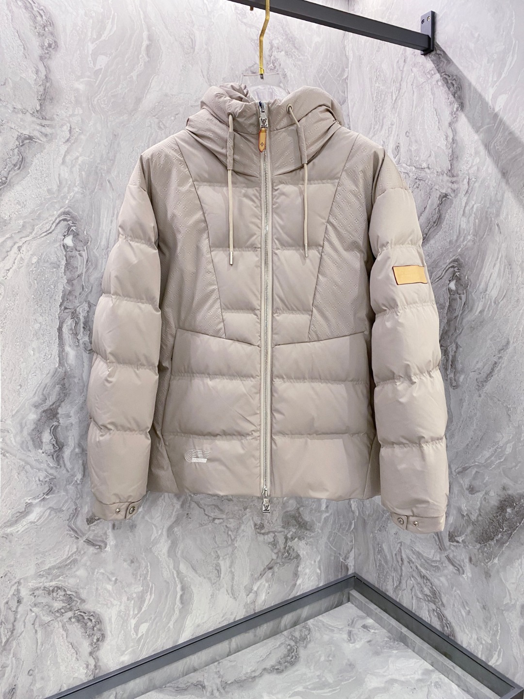 NO:613826,LOUIS*VUITTON Louis Vuitton FW2025 new autumn and winter down jacket, the LV logo embossed steel stamped presbyopic stitching hood makes a bright debut, the fullness is full and the warmth is excellent, the entire clothing hardware and accessories need to be molded and customized before it can be called a catwalk style!  The fabric is soft and comfortable.  The upper body shape is awesome.  zipper.  The accessories are all custom-supplied and imported fabrics, which are light and comfortable, warm and stylish, simple and elegant!  Lightweight and warm, the best choice to keep out the cold in autumn and winter. Color black khaki code number 48-56,,louis vuitton,louis vuitton,louis vuitton,down jacket,hats,alexander wang19860909LOUIS*VUITTON 路易威登 FW2025秋冬新款羽绒服,Lv徽标压花钢印老花拼接连帽璀璨登场,蓬松度拉满保暖效果极佳,全衣五金辅料都需要开模定制 才会称为走秀款！面料柔软舒适 ．上身版型超赞 ．拉链．辅料都是客供 、进口面料,轻便舒适,保暖有型、简单大方款式！轻便保暖、秋冬御寒的最佳选择 颜色黑色 卡其色 码数48-56,,louis vuitton,louis vuitton,louis vuitton,down jacket,hats,alexander wang,Men's clothing