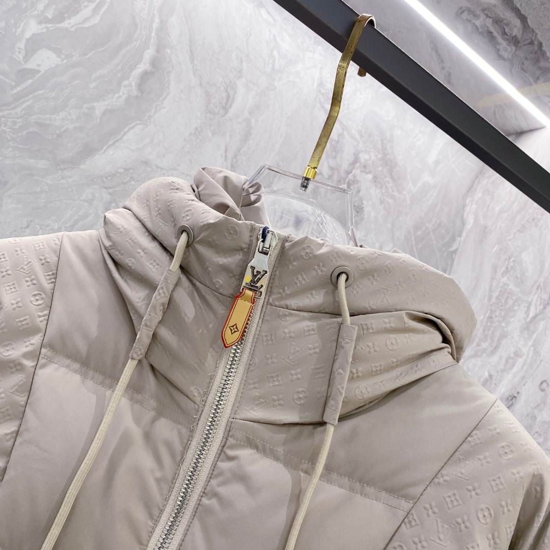 LOUIS*VUITTON 路易威登 FW2025秋冬新款羽绒服，Lv徽标压花钢印老花拼接连帽璀璨登场，