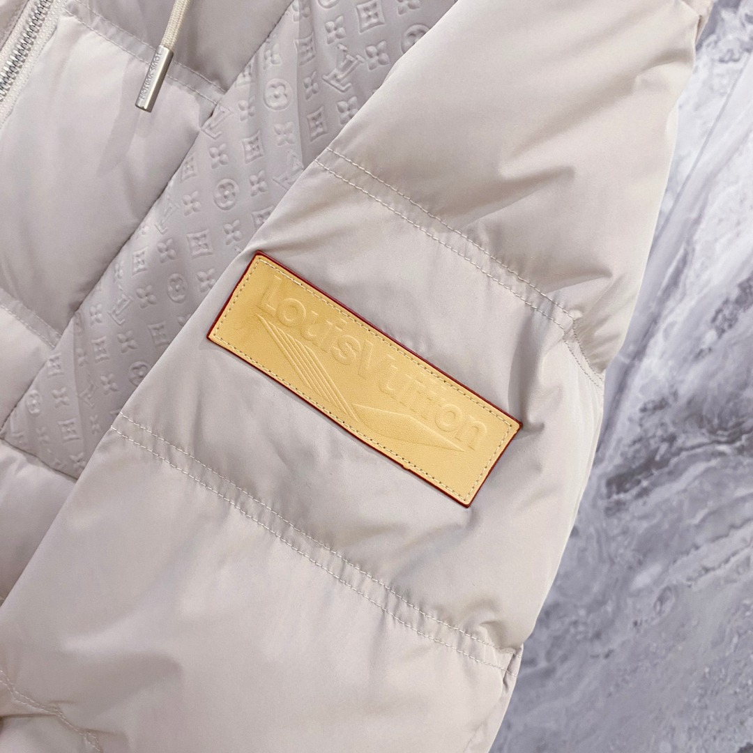 LOUIS*VUITTON 路易威登 FW2025秋冬新款羽绒服，Lv徽标压花钢印老花拼接连帽璀璨登场，