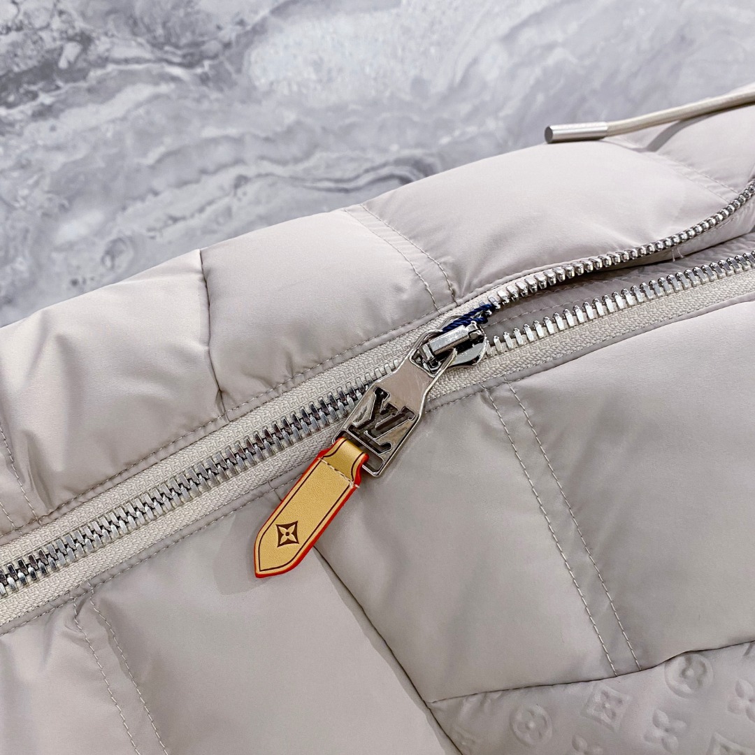 LOUIS*VUITTON 路易威登 FW2025秋冬新款羽绒服，Lv徽标压花钢印老花拼接连帽璀璨登场，