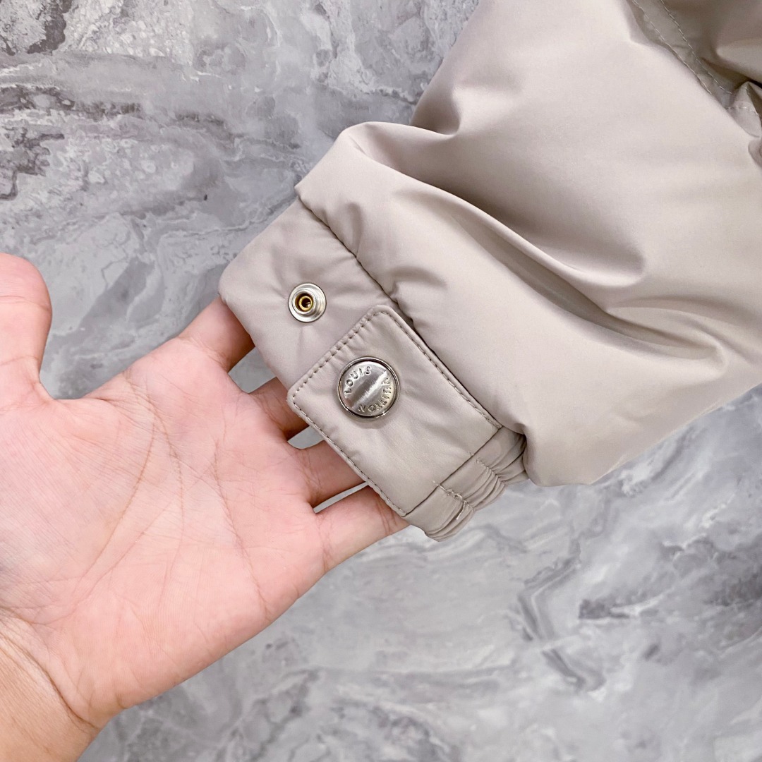 LOUIS*VUITTON 路易威登 FW2025秋冬新款羽绒服，Lv徽标压花钢印老花拼接连帽璀璨登场，