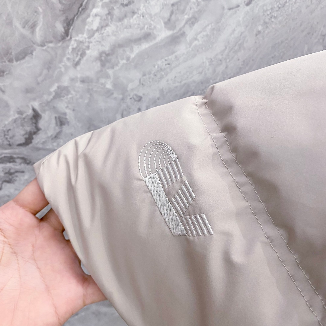 LOUIS*VUITTON 路易威登 FW2025秋冬新款羽绒服，Lv徽标压花钢印老花拼接连帽璀璨登场，