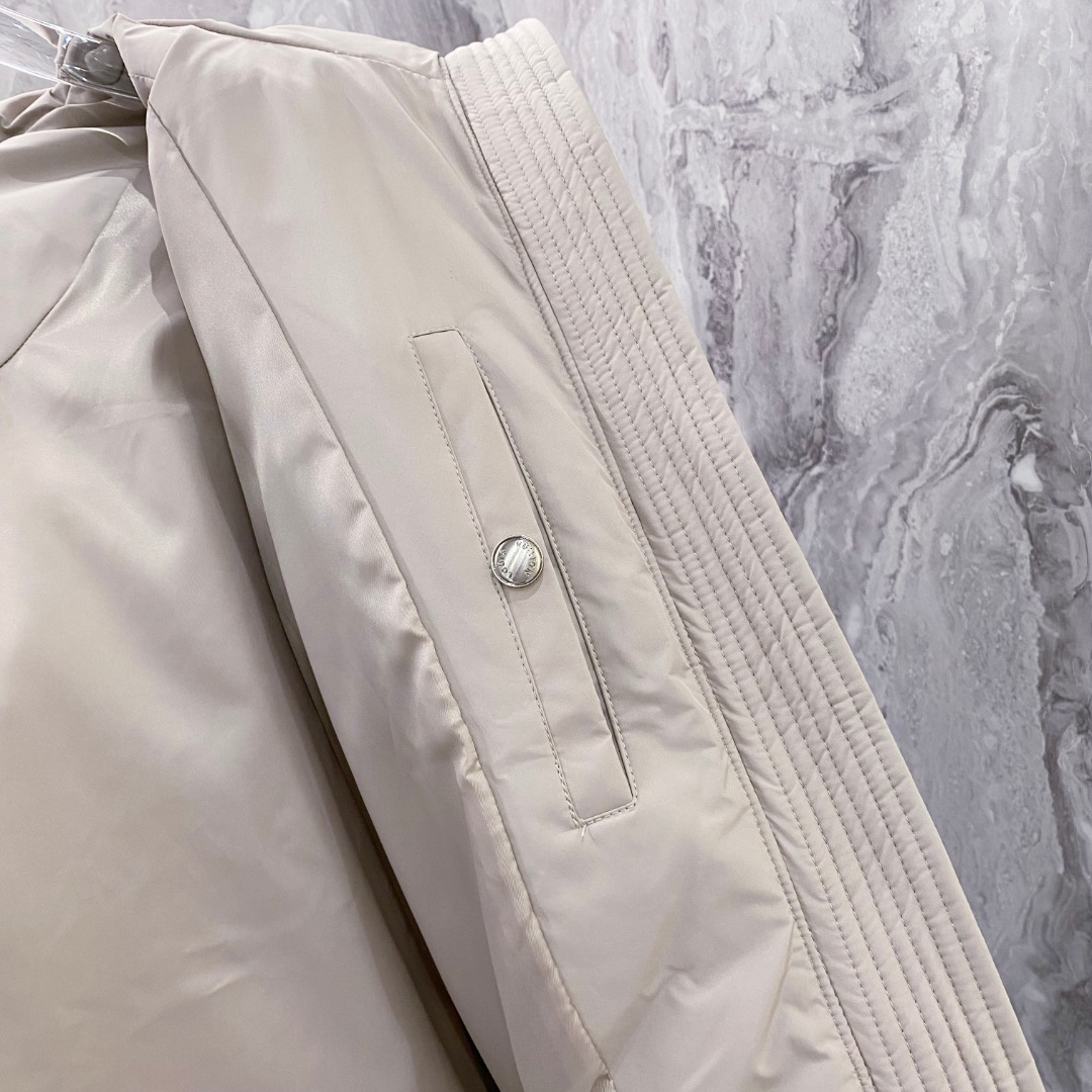 LOUIS*VUITTON 路易威登 FW2025秋冬新款羽绒服，Lv徽标压花钢印老花拼接连帽璀璨登场，