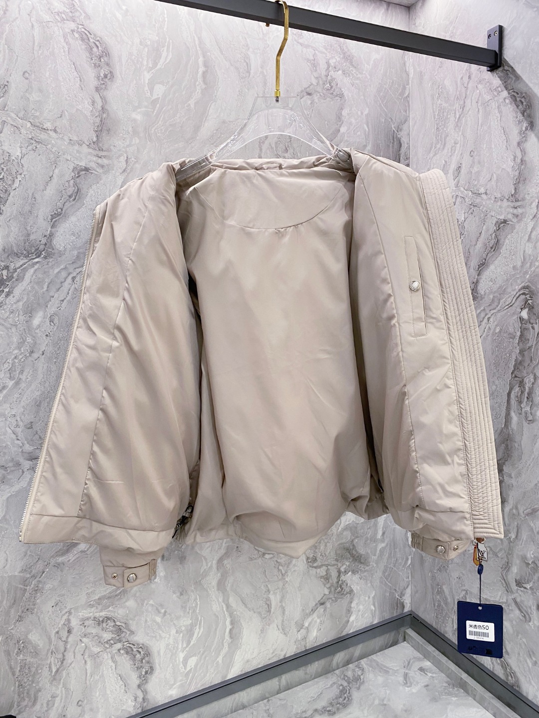 LOUIS*VUITTON 路易威登 FW2025秋冬新款羽绒服，Lv徽标压花钢印老花拼接连帽璀璨登场，