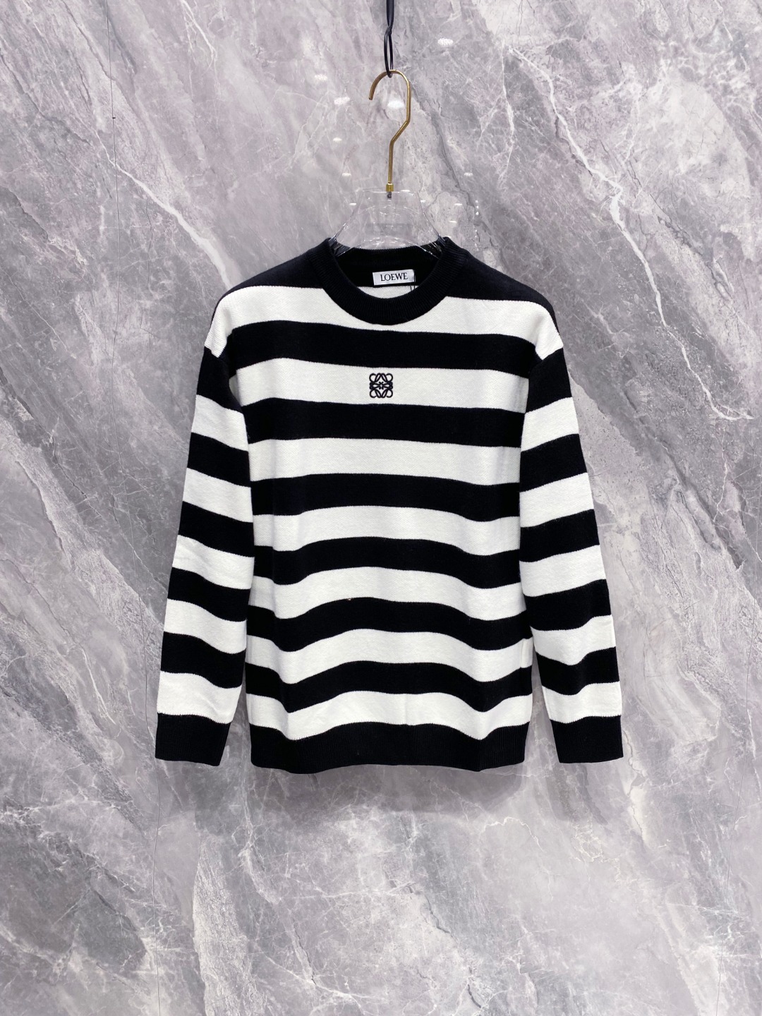 NO:622699,P Luo Yiwei 2025 sweater 2025 autumn and winter latest series, 1:1 top replica at the counter, all in good condition!  Thick style, the most popular old money style nowadays, a must-have item for the boss!  The boss who knows the goods quickly starts, the fabric is wool, size M~3Xl AAA4,,loewe,sweaters,alexander wang19860909P 罗意威 2025毛衣 2025秋冬最新系列,专柜1:1顶级复刻,全品相！加厚款,时下最流行的老钱风,老板必备单品！懂货的老板赶紧下手, 面料羊毛 尺码M~3Xl AAA4,,loewe,sweaters,alexander wang,Men's clothing