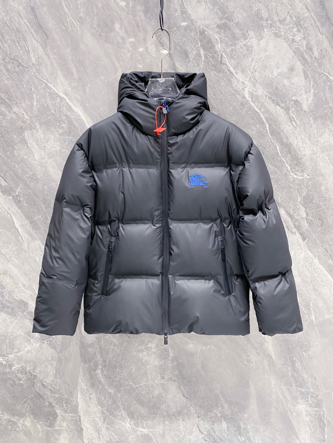 NO:622719,, High Version - New Down Burberry Black Technology Laminated Down Jacket (Laminated High Version) New winter wear, high-end customization!  The favorite series for light and mature business, minimalist style feather 90 goose down jacket, the fabric is comfortable and stylish!  The upper body is super stylish and handsome, and the version is a three-dimensional cutting design. The whole piece has high warmth and good resilience. The upper body is warm and stylish without feeling heavy. It is very practical to wear and does not appear bloated. It can well prevent the cold wind from invading!  High quality first choice!  Size:48-56 AAA4,,burberry,burberry,jackets & coats,down jacket,alexander wang19860909,高版本-羽绒上新 Burberry 巴宝莉黑科技压胶羽绒外套(压胶高版本) 冬装新品,高端定制！轻熟商务最爱系列,极简主义风格羽90鹅绒羽绒服 面料舒适有型！上身超级有型的帅气,版型是立体裁剪的设计 整件保暖度高,回弹力好 上身保暖有型 又不会有负重感 实穿性非常强 不显臃肿 可以很好的防止寒风侵袭！高品质首选！尺码:48-56 AAA4,,burberry,burberry,jackets & coats,down jacket,alexander wang,Men's clothing