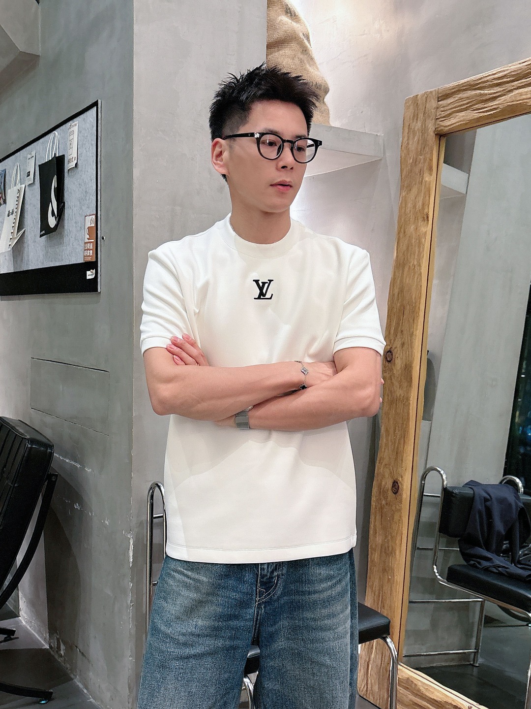 NO:597236,LV autumn and winter space cotton letter embroidery logo fashionable and versatile bottoming round neck short-sleeved shirt, exquisite craftsmanship fabric, top-notch elements fusion, classic short-sleeved 3-label complete, trendy men's fashion, whether it is upper body comfort or unparalleled existence!  Size s-xxl,,louis vuitton,T-shirt,alexander wang19860909LV 秋冬太空棉字母刺绣logo时尚百搭打底圆领短袖衫,精致工艺面料,顶级元素融合打造,经典短袖3标齐全,潮男时尚,无论是上身舒适度还是都是无可比拟的存在！ 码数s-xxl,,louis vuitton,T-shirt,alexander wang,Men's clothing