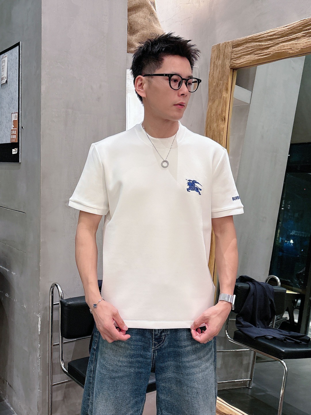 NO:597242,Burberry's autumn and winter space cotton letter embroidered logo fashionable and versatile bottoming round neck short-sleeved shirt is made of exquisite craftsmanship fabrics and a fusion of top elements. It has classic short sleeves with 3 logos, trendy men's fashion, and is unparalleled in terms of upper body comfort!  Size s-xxl,,burberry,burberry,T-shirt,alexander wang19860909Burberry 巴宝莉秋冬太空棉字母刺绣logo时尚百搭打底圆领短袖衫,精致工艺面料,顶级元素融合打造,经典短袖3标齐全,潮男时尚,无论是上身舒适度还是都是无可比拟的存在！ 码数s-xxl,,burberry,burberry,T-shirt,alexander wang,Men's clothing