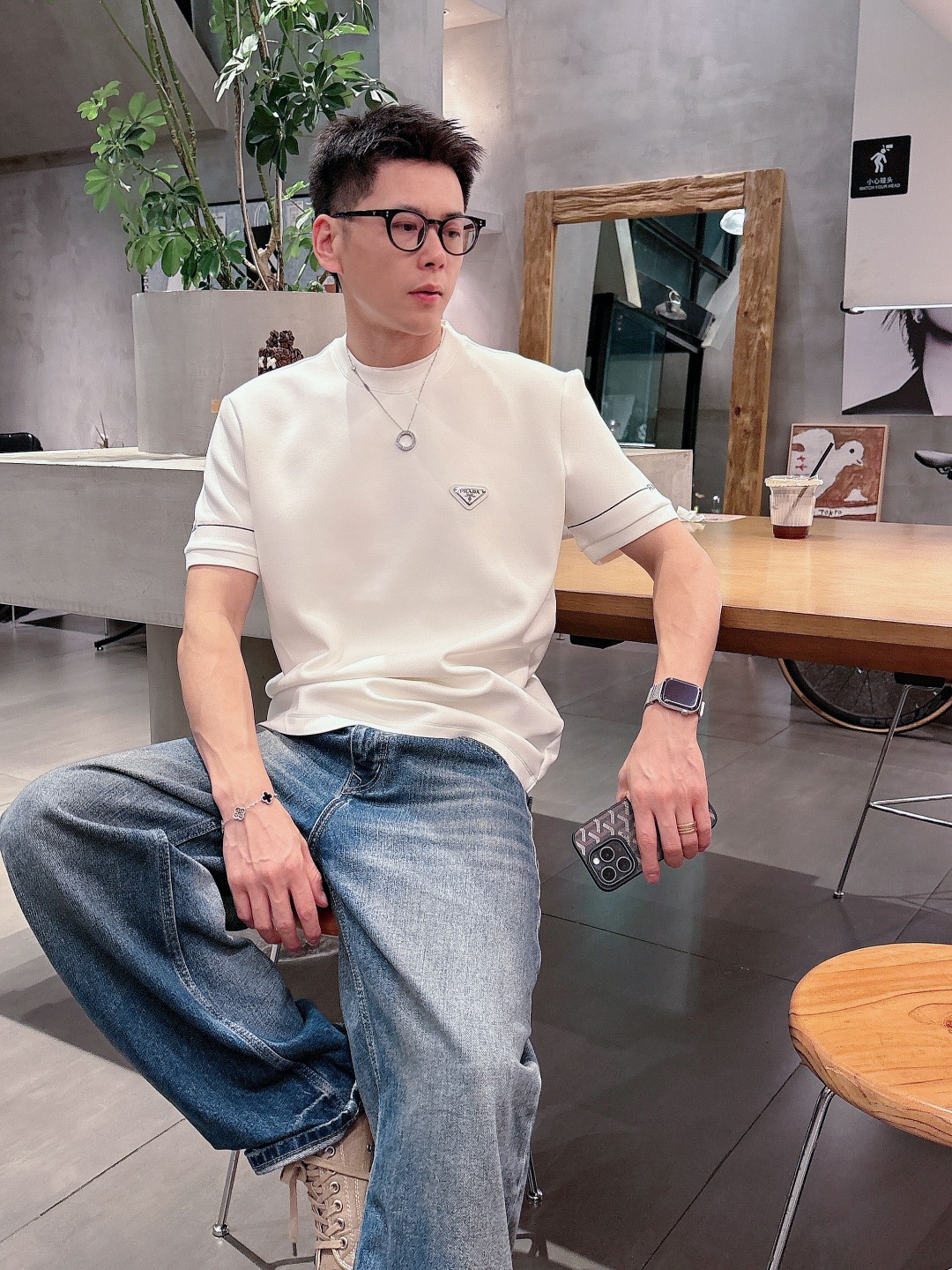 NO:597219,Prada's autumn and winter space cotton letter embroidery logo fashionable and versatile bottoming round-neck short-sleeved shirt, exquisite craftsmanship fabrics, and top-notch elements are integrated to create classic short-sleeved 3-label complete, trendy men's fashion, and it is unparalleled in terms of upper body comfort!  Size s-xxl,,prada,prada,T-shirt,alexander wang19860909Prada普拉达秋冬太空棉字母刺绣logo时尚百搭打底圆领短袖衫,精致工艺面料,顶级元素融合打造,经典短袖3标齐全,潮男时尚,无论是上身舒适度还是都是无可比拟的存在！ 码数s-xxl,,prada,prada,T-shirt,alexander wang,Men's clothing