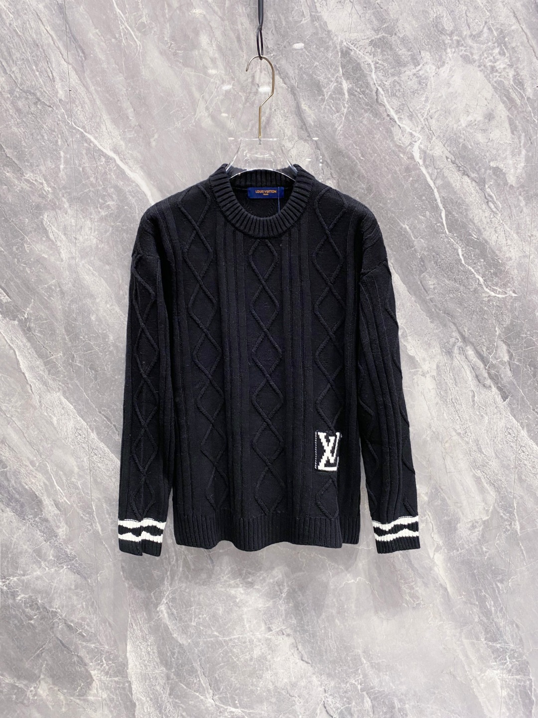 NO:622704,P LV 2025 sweater 2025 autumn and winter latest series, 1:1 top replica at the counter, all in good condition!  Thick style, the most popular old money style nowadays, a must-have item for the boss!  The boss who knows the goods quickly starts, the fabric wool size M~3Xl AAA4,,louis vuitton,sweaters,alexander wang19860909P LV 2025毛衣 2025秋冬最新系列,专柜1:1顶级复刻,全品相！加厚款,时下最流行的老钱风,老板必备单品！懂货的老板赶紧下手, 面料羊毛 尺码M~3Xl AAA4,,louis vuitton,sweaters,alexander wang,Men's clothing
