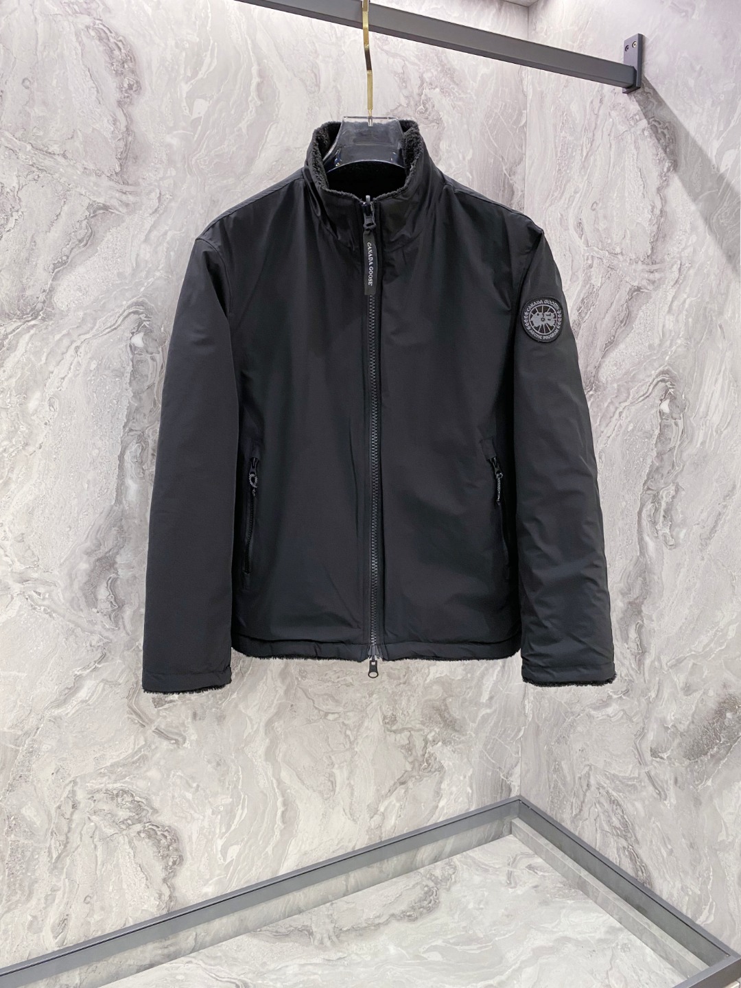 NO:613885,MON*CLER 25 new autumn and winter polar fleece double-sided jacket. Stand-up collar polar fleece warm jacket, sleeves line splicing design, seemingly simple but full of features. The fabric is soft and comfortable, and the accessories are all original and customized!  Color Black Size 48-56,,Moncler,jackets & coats,alexander wang19860909MON*CLER 蒙口 25年秋冬新款摇粒绒双面穿外套 立领摇粒绒保暖外套,袖子线条拼接设计,看似简单却充满特点的一款,面料软糯舒适,辅料配件均原版定制！ 颜色黑色 码数48-56,,Moncler,jackets & coats,alexander wang,Men's clothing