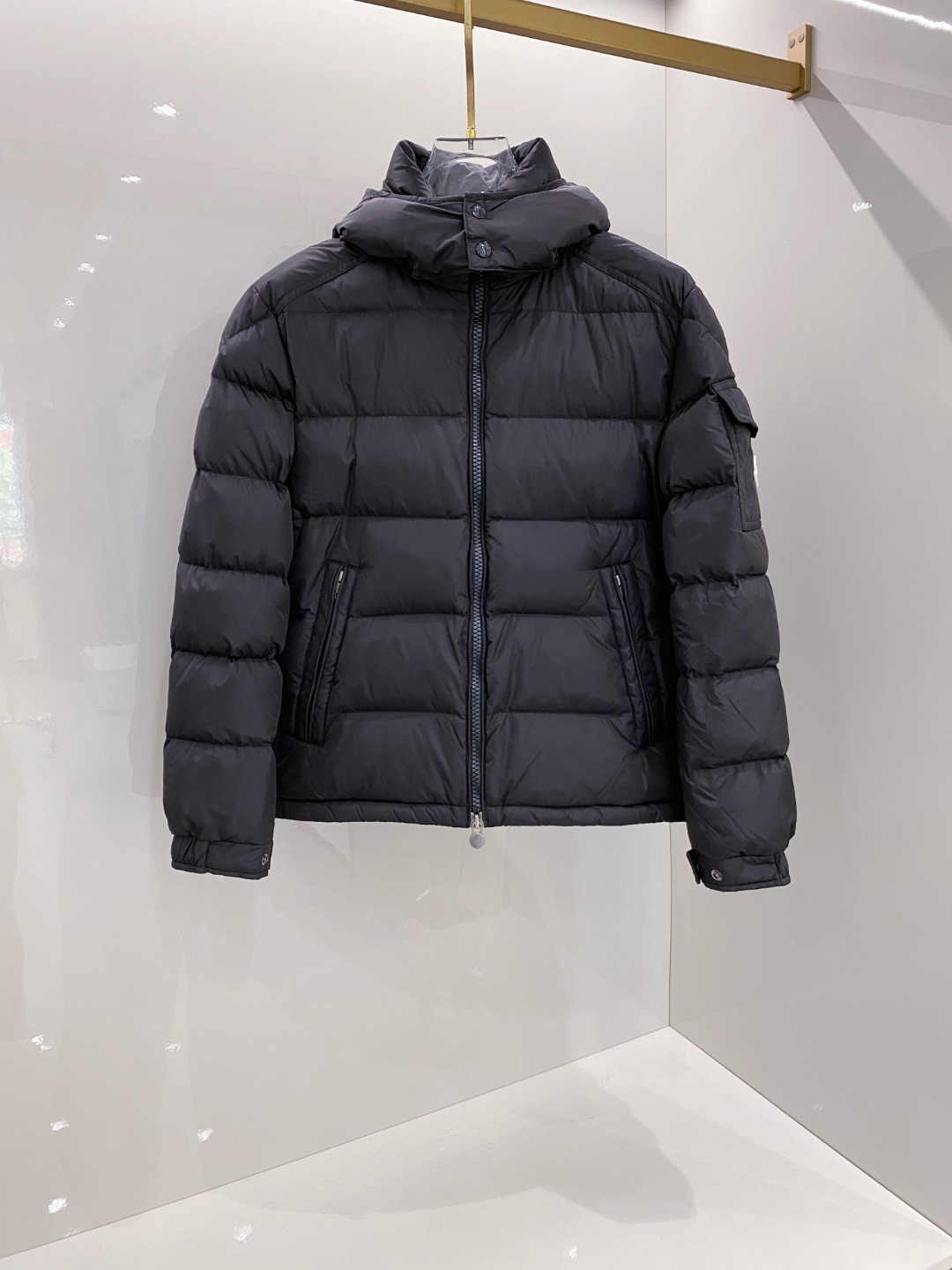 特级羽绒⬆️Moncler王牌经典,2025全新上市.Maya(全新科技尼龙)男士哑光短款羽绒夹克外套.