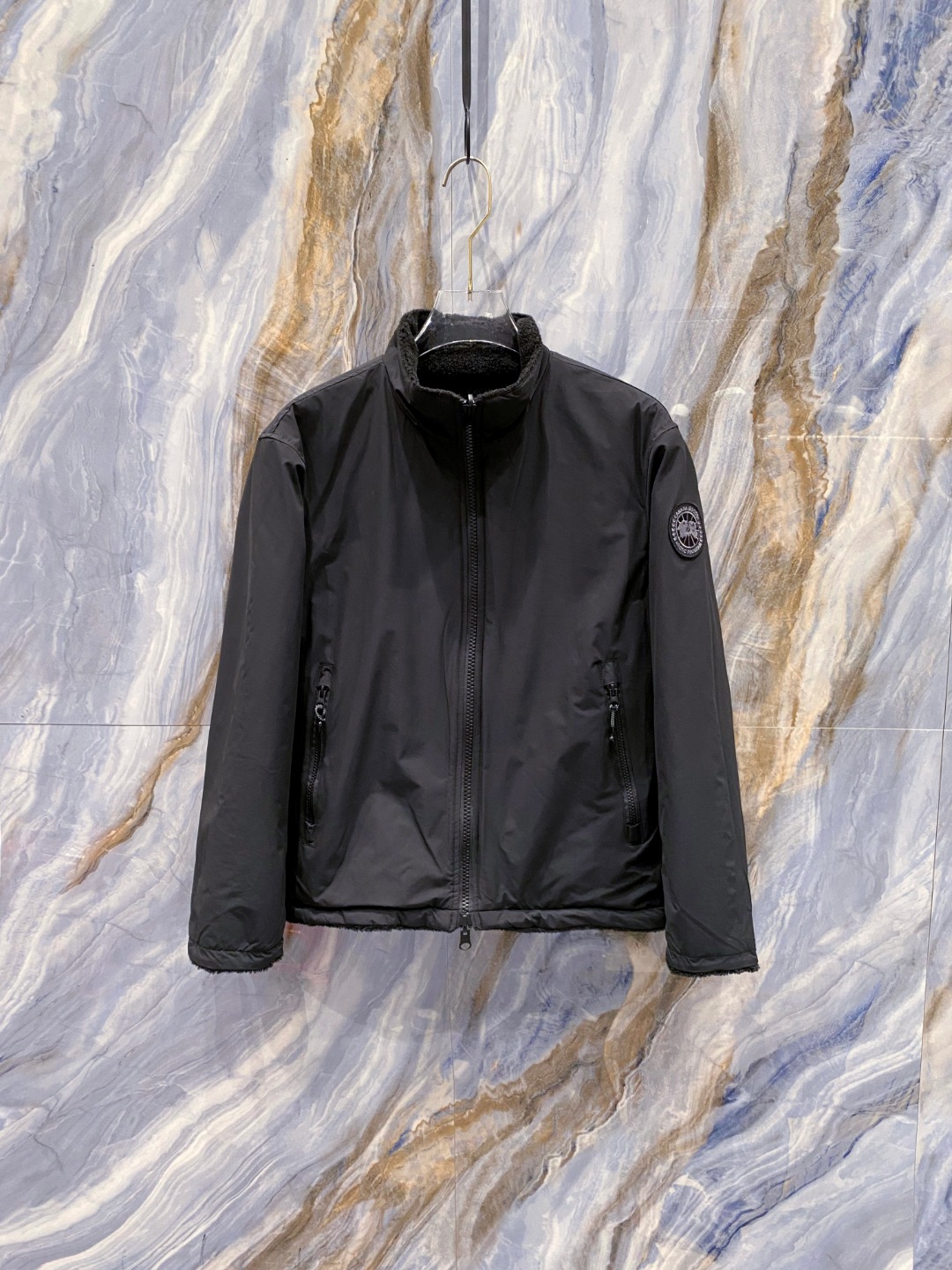 NO:614662,MON*CLER 25 new autumn and winter polar fleece double-sided jacket. Stand-up collar polar fleece warm jacket, sleeves line splicing design, seemingly simple but full of features. The fabric is soft and comfortable, and the accessories are all original and customized!  Color Black Size 48-56,,Moncler,jackets & coats,alexander wang19860909MON*CLER 蒙口 25年秋冬新款摇粒绒双面穿外套 立领摇粒绒保暖外套,袖子线条拼接设计,看似简单却充满特点的一款,面料软糯舒适,辅料配件均原版定制！ 颜色黑色 码数48-56,,Moncler,jackets & coats,alexander wang,Men's clothing