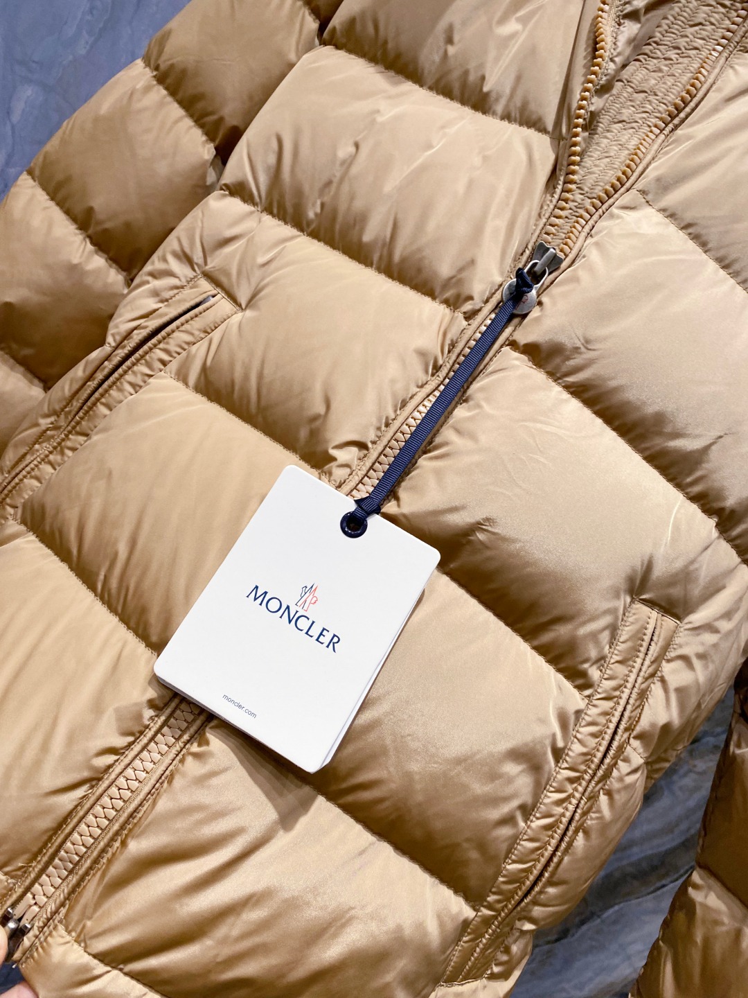 特级羽绒⬆️Moncler王牌经典,2025全新上市.Maya(全新科技尼龙)男士哑光短款羽绒夹克外套.